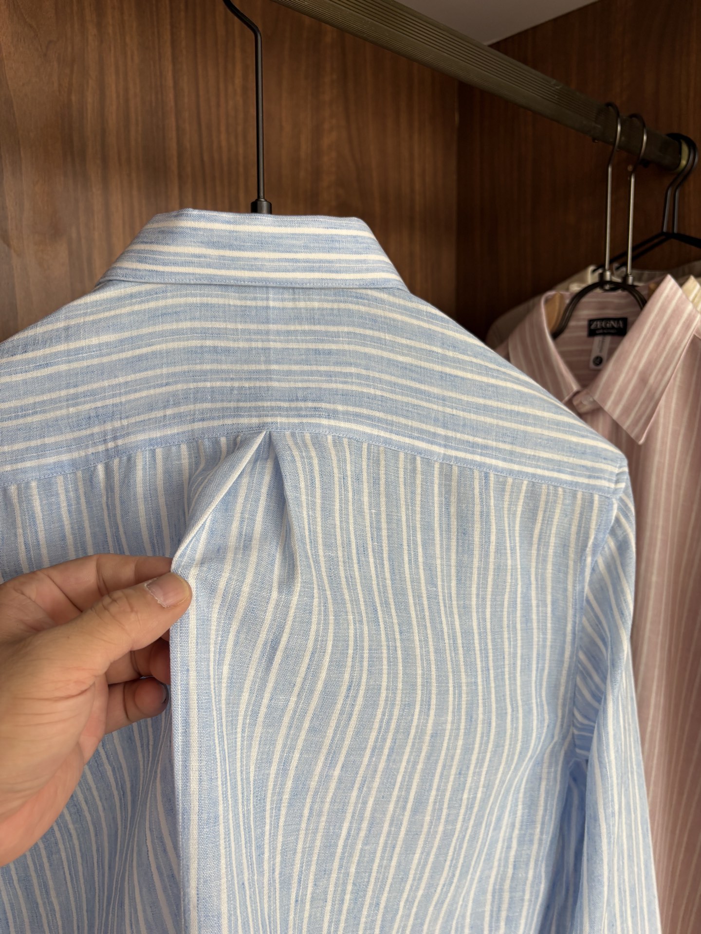 Z家男装界的天花板，这款翻领麻料衫长袖精准到每一针的细腻工艺，完全区别于普通面料裁剪。线条流畅，版型挺括