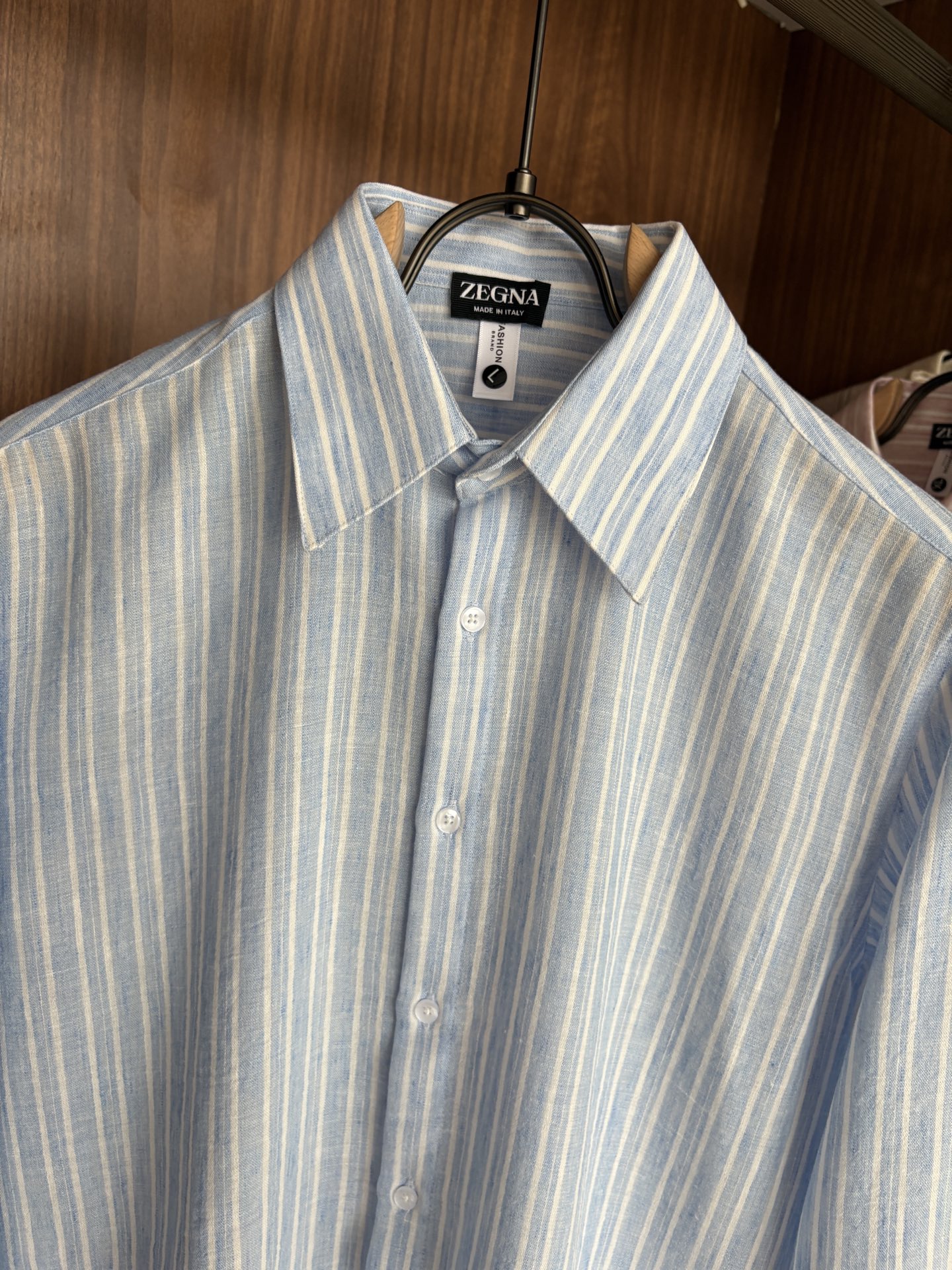 Z家男装界的天花板，这款翻领麻料衫长袖精准到每一针的细腻工艺，完全区别于普通面料裁剪。线条流畅，版型挺括