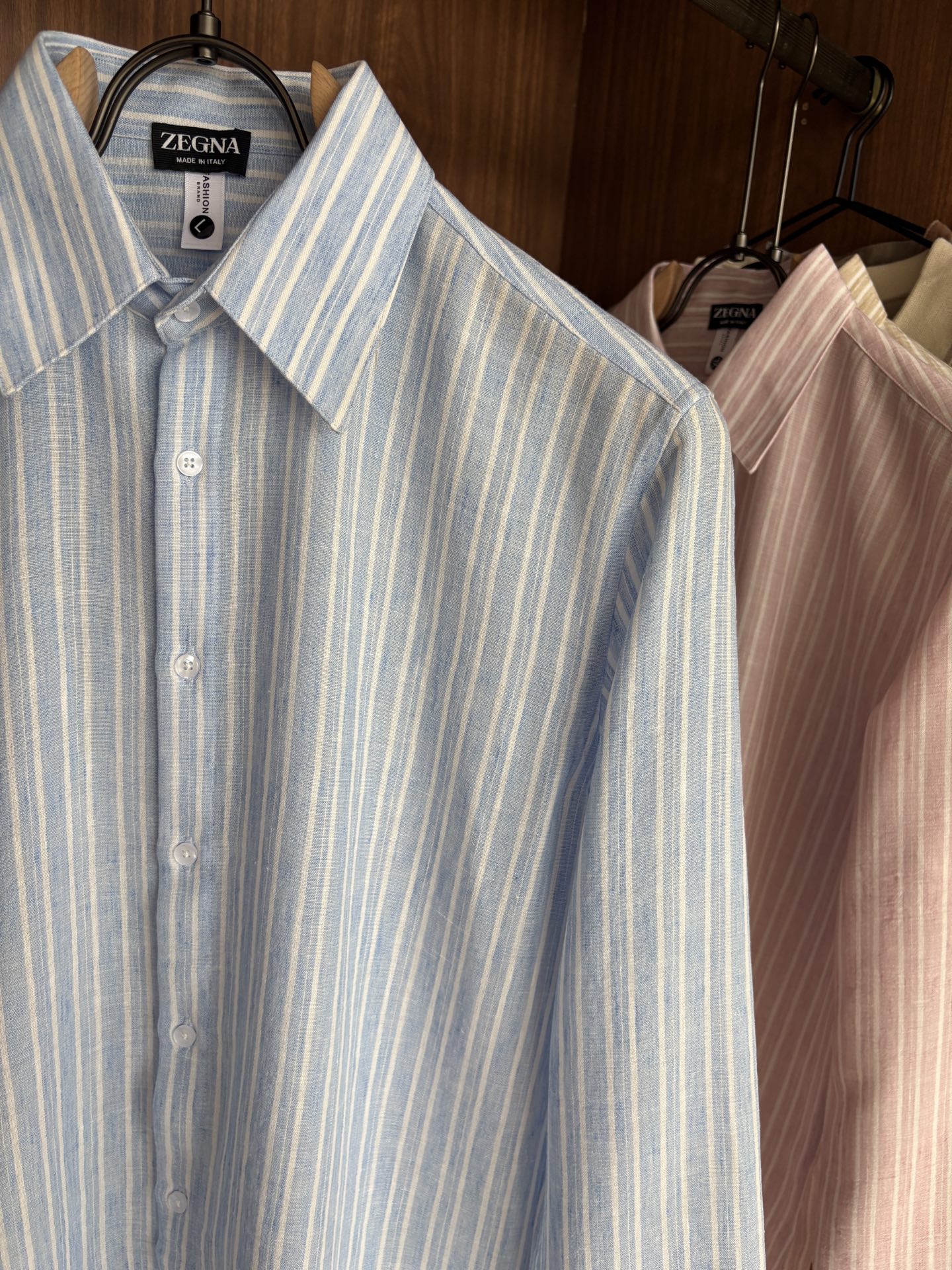 Z家男装界的天花板，这款翻领麻料衫长袖精准到每一针的细腻工艺，完全区别于普通面料裁剪。线条流畅，版型挺括