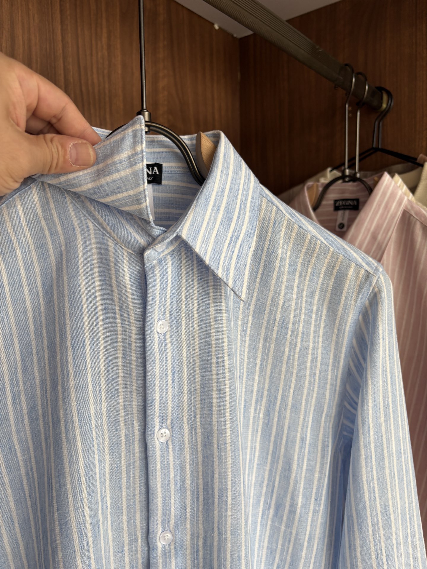 Z家男装界的天花板，这款翻领麻料衫长袖精准到每一针的细腻工艺，完全区别于普通面料裁剪。线条流畅，版型挺括