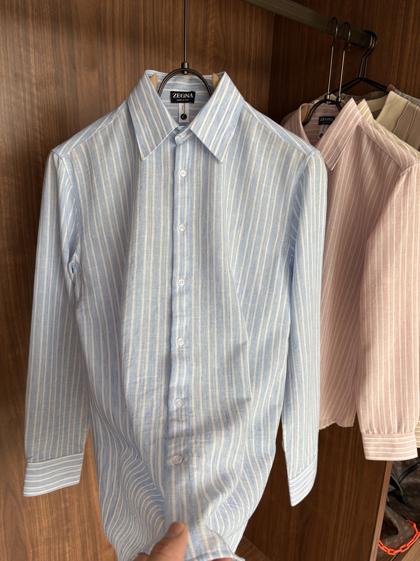 Z家男装界的天花板，这款翻领麻料衫长袖精准到每一针的细腻工艺，完全区别于普通面料裁剪。线条流畅，版型挺括