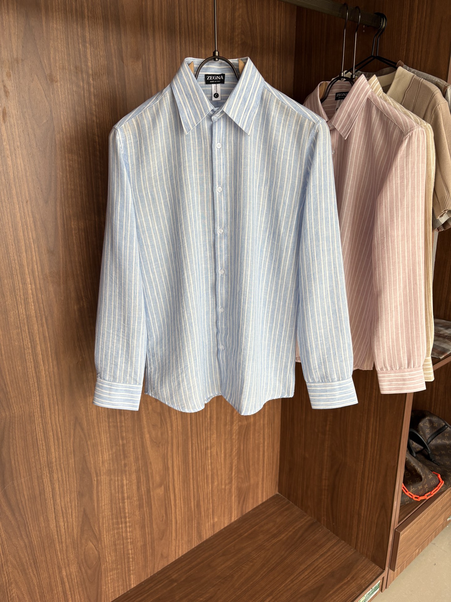 NO:494220,The ceiling of Z home’s men’s clothing industry, this lapel linen shirt has a long sleeve that is precise to the delicate craftsmanship of each needle, completely different from ordinary fabric cutting. The lines are smooth, the style is crisp, perfectly modifying the body, and the classic lapel design is simple without losing its atmosphere. The texture is silky, close to the body, skin-friendly and breathable!  Whether it is daily going out or business leisure, you can easily control it, demonstrating the elegant temperament of a man!  Code number M-4XL, alexander wang19860909Z家男装界的天花板,这款翻领麻料衫长袖精准到每一针的细腻工艺,完全区别于普通面料裁剪.线条流畅,版型挺括,完美修饰身形,经典翻领设计,简约而不失大气.质感丝滑,贴身亲肤透气！无论是日常出街还是商务休闲,都能轻松驾驭,彰显男士优雅气质！ 码数M-4XL,,alexander wang,Men's clothing