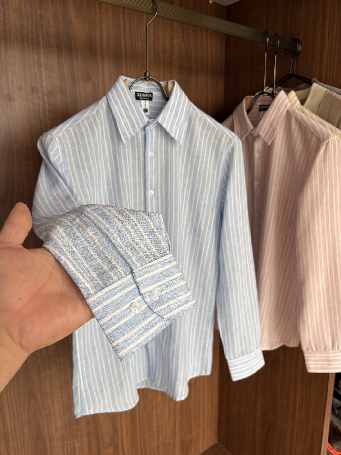 Z家男装界的天花板，这款翻领麻料衫长袖精准到每一针的细腻工艺，完全区别于普通面料裁剪。线条流畅，版型挺括