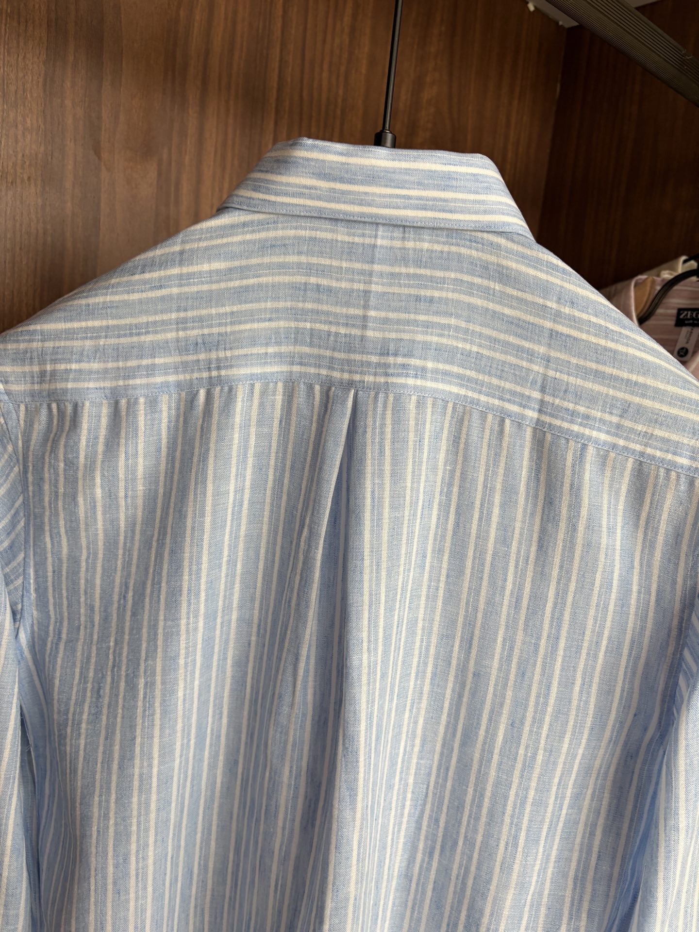 Z家男装界的天花板，这款翻领麻料衫长袖精准到每一针的细腻工艺，完全区别于普通面料裁剪。线条流畅，版型挺括