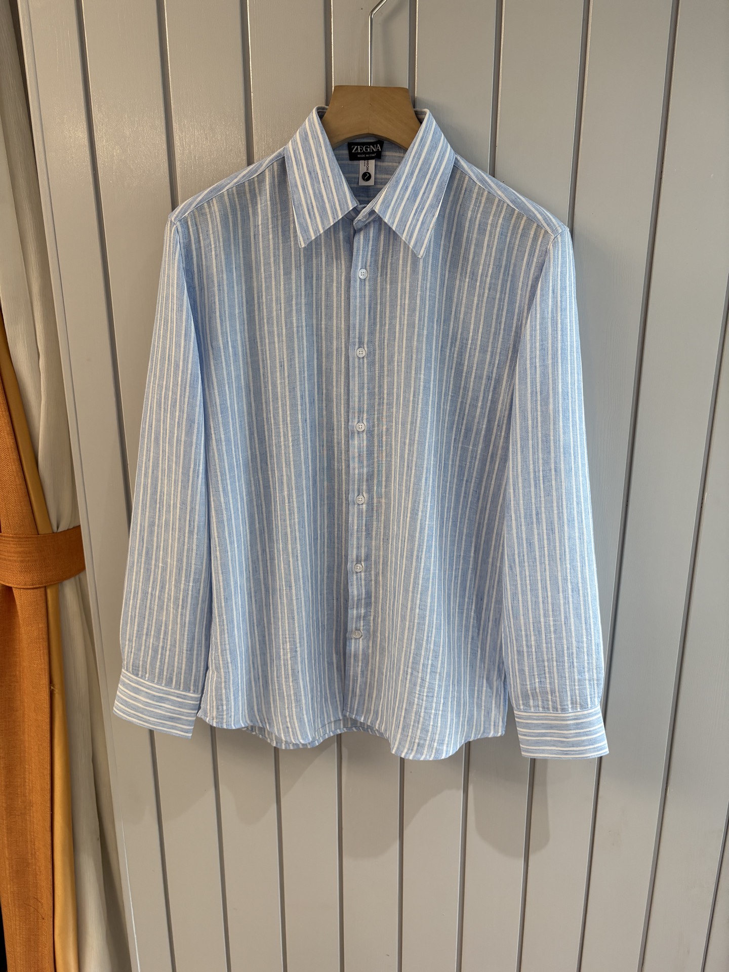 NO:494333,The ceiling of Z home’s men’s clothing industry, this lapel linen shirt has a long sleeve that is precise to the delicate craftsmanship of each needle, completely different from ordinary fabric cutting. The lines are smooth, the style is crisp, perfectly modifying the body, and the classic lapel design is simple without losing its atmosphere. The texture is silky, close to the body, skin-friendly and breathable!  Whether it is daily going out or business leisure, you can easily control it, demonstrating the elegant temperament of a man!  Code number M-4XL, alexander wang19860909Z家男装界的天花板,这款翻领麻料衫长袖精准到每一针的细腻工艺,完全区别于普通面料裁剪.线条流畅,版型挺括,完美修饰身形,经典翻领设计,简约而不失大气.质感丝滑,贴身亲肤透气！无论是日常出街还是商务休闲,都能轻松驾驭,彰显男士优雅气质！ 码数M-4XL,,alexander wang,Men's clothing