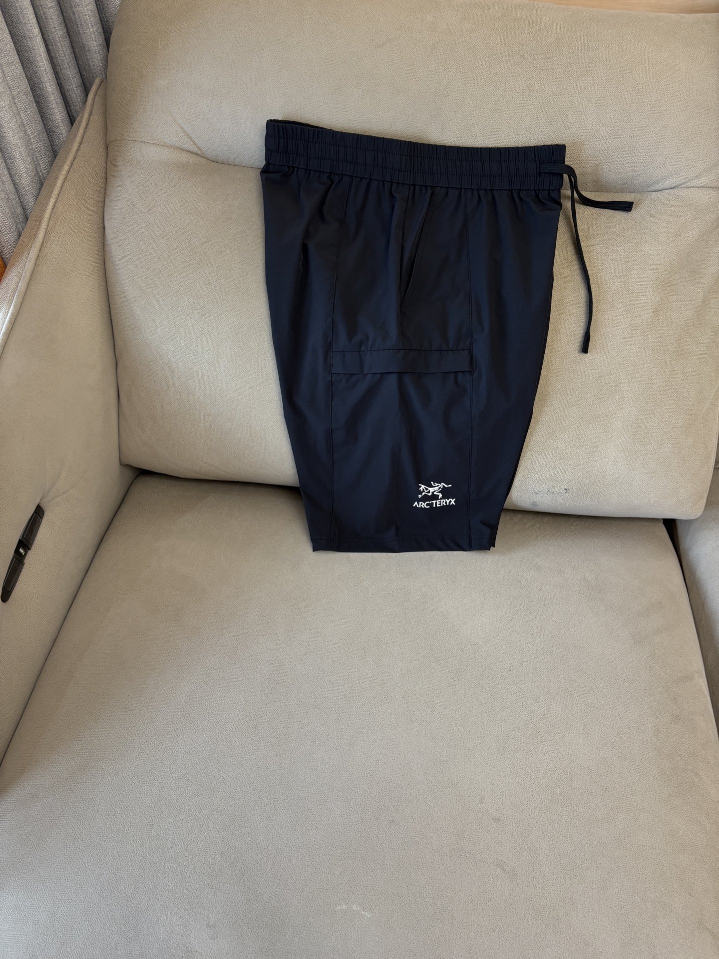 NO:500826,The new summer style of the ancestor 2025 shorts casual pants, custom-made fabrics for counters, breathable and comfortable, impeccable details, brand elements design concept, reflect quality. The feel is delicate and soft!  It is casually cut, with a great upper body style!  Code number L-4XL, shorts, alexander wang19860909始祖2025夏季新款 短裤 休闲裤,专柜定制面料 透气舒适度高,细节无可挑剔,品牌元素设计理念,体现品质.手感细腻柔软！呈现休闲裁剪,上身版型超赞！码数L-4XL,,shorts,alexander wang,Men's clothing