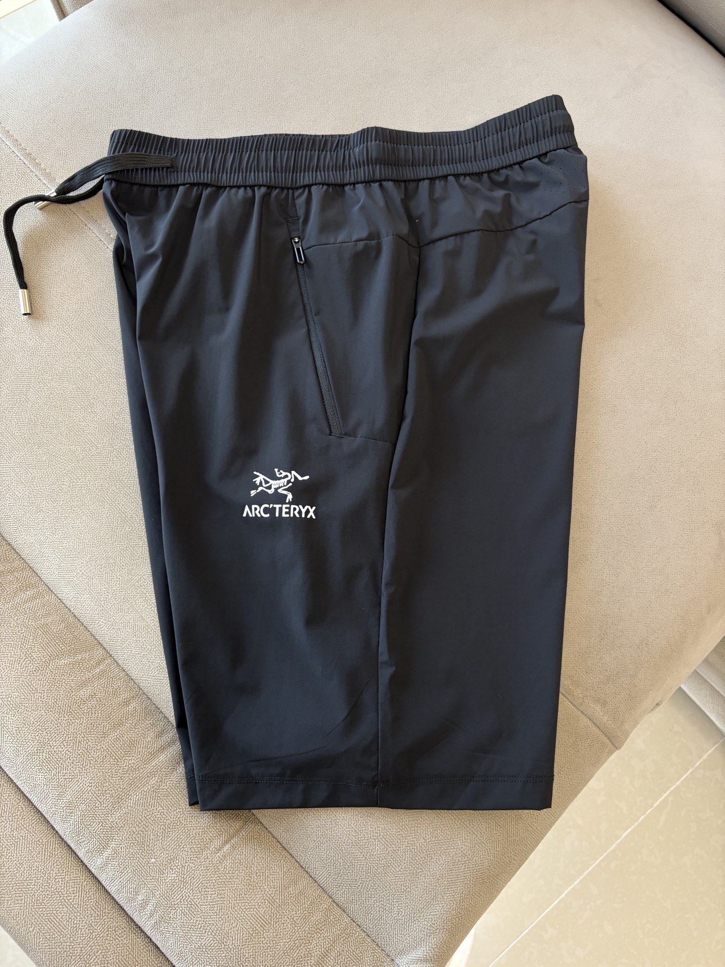 NO:516538,The new summer style of the ancestor 2025 shorts casual pants, custom-made fabrics for counters, breathable and comfortable, impeccable details, brand elements design concept, reflect quality. The feel is delicate and soft!  It is casually cut, with a great upper body style!  Code number M-3XL, shorts, alexander wang19860909始祖2025夏季新款 短裤 休闲裤,专柜定制面料 透气舒适度高,细节无可挑剔,品牌元素设计理念,体现品质.手感细腻柔软！呈现休闲裁剪,上身版型超赞！码数M-3XL,,shorts,alexander wang,Men's clothing