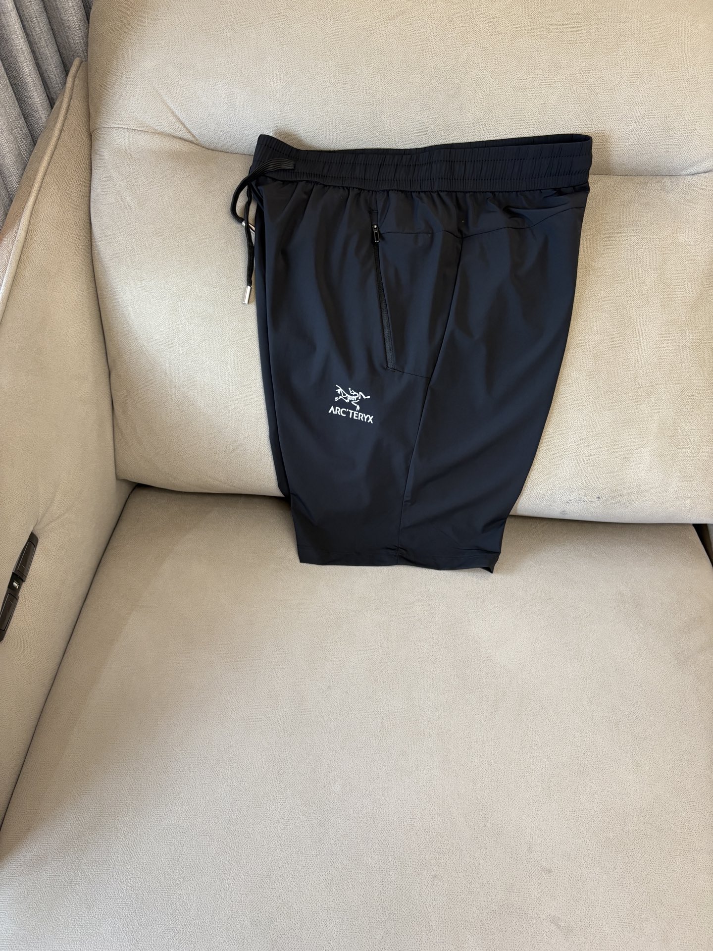 NO:500831,The new summer style of the ancestor 2025 shorts casual pants, custom-made fabrics for counters, breathable and comfortable, impeccable details, brand elements design concept, reflect quality. The feel is delicate and soft!  It is casually cut, with a great upper body style!  Code number M-3XL, shorts, alexander wang19860909始祖2025夏季新款 短裤 休闲裤,专柜定制面料 透气舒适度高,细节无可挑剔,品牌元素设计理念,体现品质.手感细腻柔软！呈现休闲裁剪,上身版型超赞！码数M-3XL,,shorts,alexander wang,Men's clothing