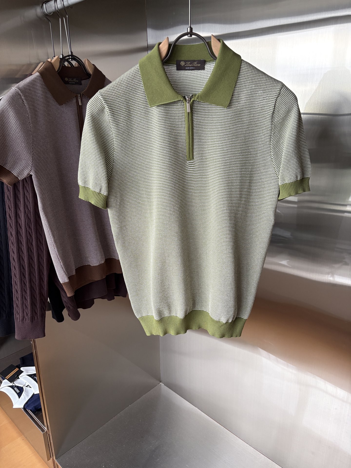 NO:521378,Time-consuming King' diamond jacquard design selects ultra-fine high-quality yarn lapel short-sleeved men's collection 'Time-consuming King' round neck and elegant craftsmanship, which is high-end when touching the skin. Craftsmanship and diamond hollow jacquard, three-dimensional diamond jacquard that takes several months to carve, woven architectural aesthetic texture between warp and weft, and the light and shadow penetrate, showing low-key luxury when light and shadow penetrate, and every move shows low-key luxury. Classic grid lapel short-sleeved design Simple lapel outlines neat lines, short-sleeved cut adapts to multiple scenes - layered suits during business meetings show elegance, casual wear reveals gentleman's taste, and the collection style never fades. The ultimate quality testimony of details Precision turning ensures that the seams are flat, the bone position is reinforced and durable without deformation; the neckline threads have been washed and tested, and they are still as crisp as new as they wear for a long time, and every detail is a testimony of 'time-consuming'. Code M-3XL001  020, T-shirt,business suit,alexander wang19860909耗时王”菱形提花设计甄选超细优质纱线翻领短袖男士典藏款「耗时王」圆领奢雅工艺,触肤即高阶. 匠心底蕴菱形镂空提花 耗时数月雕琢的立体菱形提花,经纬间织就建筑美学肌理,光影穿透时显隐交错,举手投足尽展低调奢华. 经典型格翻领短袖设计 简约翻领勾勒利落线条,短袖剪裁适配多场景——商务会晤时叠搭西装显儒雅,休闲时光单穿流露绅士品味,典藏款型永不褪色. 细节至臻品质见证 精密车工确保接缝平整,骨位加固耐穿不变形；领口螺纹经水洗测试,久穿仍挺括如新,每一处细节皆为「耗时」证言. 码数M-3XL001 020,,T-shirt,business suit,alexander wang,Men's clothing