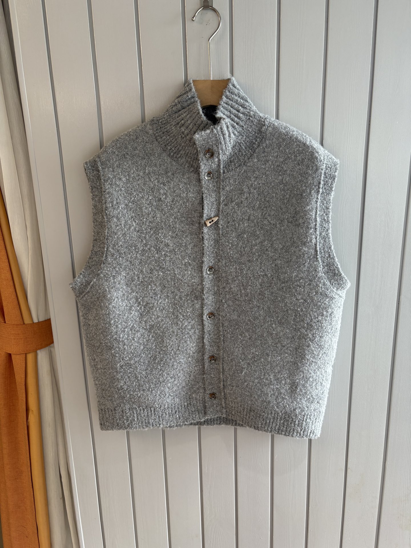 NO:610423,The 'Time-consuming King' diamond jacquard design selects ultra-fine high-quality yarns for the lapel short-sleeved men's collection. The 'Time-consuming King' round neck is a luxurious craftsmanship that touches the skin. The diamond-shaped hollow jacquard is made with ingenuity. The three-dimensional diamond-shaped jacquard that took several months to carve creates an architectural aesthetic texture between the warp and weft.  The simple lapel outlines neat lines, and the short-sleeved cut is suitable for many scenes - when layered with a suit in a business meeting, it looks elegant, or when worn alone in leisure time, it shows the gentleman's taste. The collection style will never fade. The details are testimony to the quality. Precision turning ensures that the seams are smooth and the bone reinforcement is durable and not deformed; the collar thread has been washed and tested, and it still looks like new after long-term wear. Every detail is a testimony of 'time-consuming'. Size S-XL FFF001,, T-shirt, business  suit,alexander wang19860909耗时王”菱形提花设计甄选超细优质纱线翻领短袖男士典藏款「耗时王」圆领奢雅工艺,触肤即高阶. 匠心底蕴菱形镂空提花 耗时数月雕琢的立体菱形提花,经纬间织就建筑美学肌理,光影穿透时显隐交错,举手投足尽展低调奢华. 经典型格翻领短袖设计 简约翻领勾勒利落线条,短袖剪裁适配多场景——商务会晤时叠搭西装显儒雅,休闲时光单穿流露绅士品味,典藏款型永不褪色. 细节至臻品质见证 精密车工确保接缝平整,骨位加固耐穿不变形；领口螺纹经水洗测试,久穿仍挺括如新,每一处细节皆为「耗时」证言. 码数S-XL FFF001,,T-shirt,business suit,alexander wang,Men's clothing