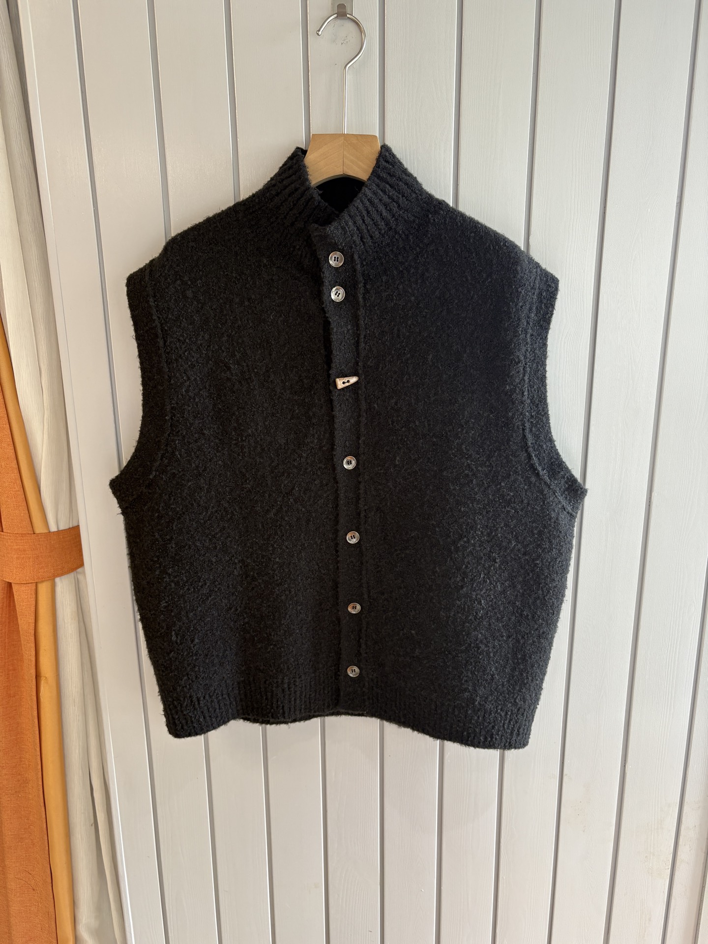 NO:573759,The 'Time-consuming King' diamond jacquard design selects ultra-fine high-quality yarns for the lapel short-sleeved men's collection. The 'Time-consuming King' round neck is a luxurious craftsmanship that touches the skin. The diamond-shaped hollow jacquard is made with ingenuity. The three-dimensional diamond-shaped jacquard that took several months to carve creates an architectural aesthetic texture between the warp and weft.  The simple lapel outlines neat lines, and the short-sleeved cut is suitable for many scenes - when layered with a suit for a business meeting, it looks elegant, or when worn alone for leisure time, it shows the gentleman's taste. The collection style will never fade. The details are testimony to the quality. Precision turning ensures that the seams are smooth, and the bone reinforcement is durable and not deformed; the collar thread has been washed and tested, and it still looks like new after long-term wear. Every detail is a testimony of 'time-consuming'.   Size S-XL,,T-shirt,business suit,alexander wang19860909耗时王”菱形提花设计甄选超细优质纱线翻领短袖男士典藏款「耗时王」圆领奢雅工艺,触肤即高阶. 匠心底蕴菱形镂空提花 耗时数月雕琢的立体菱形提花,经纬间织就建筑美学肌理,光影穿透时显隐交错,举手投足尽展低调奢华. 经典型格翻领短袖设计 简约翻领勾勒利落线条,短袖剪裁适配多场景——商务会晤时叠搭西装显儒雅,休闲时光单穿流露绅士品味,典藏款型永不褪色. 细节至臻品质见证 精密车工确保接缝平整,骨位加固耐穿不变形；领口螺纹经水洗测试,久穿仍挺括如新,每一处细节皆为「耗时」证言. 码数S-XL,,T-shirt,business suit,alexander wang,Men's clothing