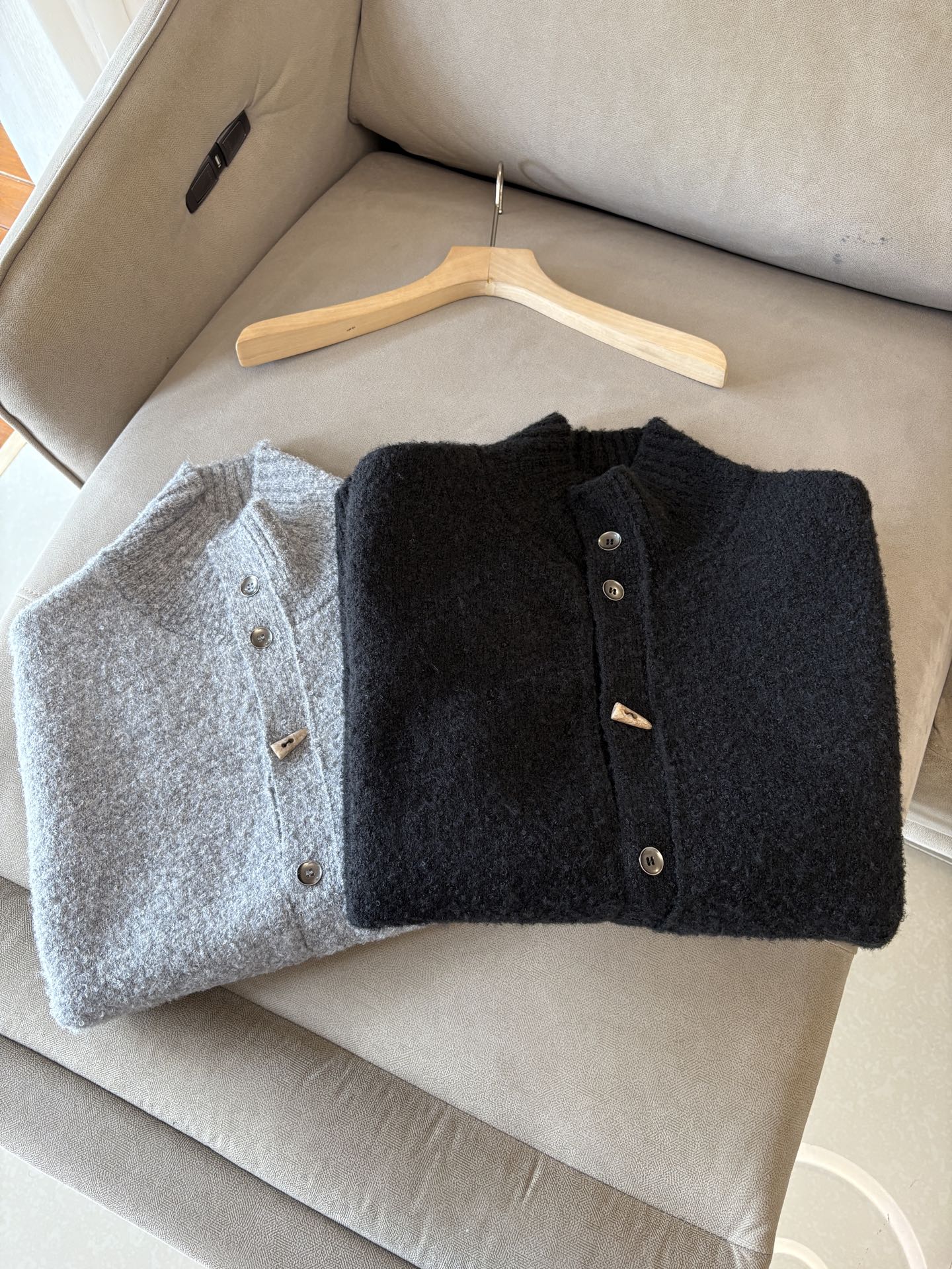 NO:610433,The 'Time-consuming King' diamond jacquard design selects ultra-fine high-quality yarns for the lapel short-sleeved men's collection. The 'Time-consuming King' round neck is a luxurious craftsmanship that touches the skin. The diamond-shaped hollow jacquard is made with ingenuity. The three-dimensional diamond-shaped jacquard that took several months to carve creates an architectural aesthetic texture between the warp and weft.  The simple lapel outlines neat lines, and the short-sleeved tailoring is suitable for many scenes - when layered with a suit for a business meeting, it looks elegant, or when worn alone for leisure time, it shows the gentleman's taste. The collection style will never fade. The details are testimony to the quality. Precision turning ensures that the seams are smooth and the bone reinforcement is durable and not deformed; the collar thread has been washed and tested, and it still looks like new after long-term wear. Every detail is a testimony of 'time-consuming'. Size S-XL,, T-shirt, business suit, alexander  wang19860909耗时王”菱形提花设计甄选超细优质纱线翻领短袖男士典藏款「耗时王」圆领奢雅工艺,触肤即高阶. 匠心底蕴菱形镂空提花 耗时数月雕琢的立体菱形提花,经纬间织就建筑美学肌理,光影穿透时显隐交错,举手投足尽展低调奢华. 经典型格翻领短袖设计 简约翻领勾勒利落线条,短袖剪裁适配多场景——商务会晤时叠搭西装显儒雅,休闲时光单穿流露绅士品味,典藏款型永不褪色. 细节至臻品质见证 精密车工确保接缝平整,骨位加固耐穿不变形；领口螺纹经水洗测试,久穿仍挺括如新,每一处细节皆为「耗时」证言. 码数S-XL,,T-shirt,business suit,alexander wang,Men's clothing