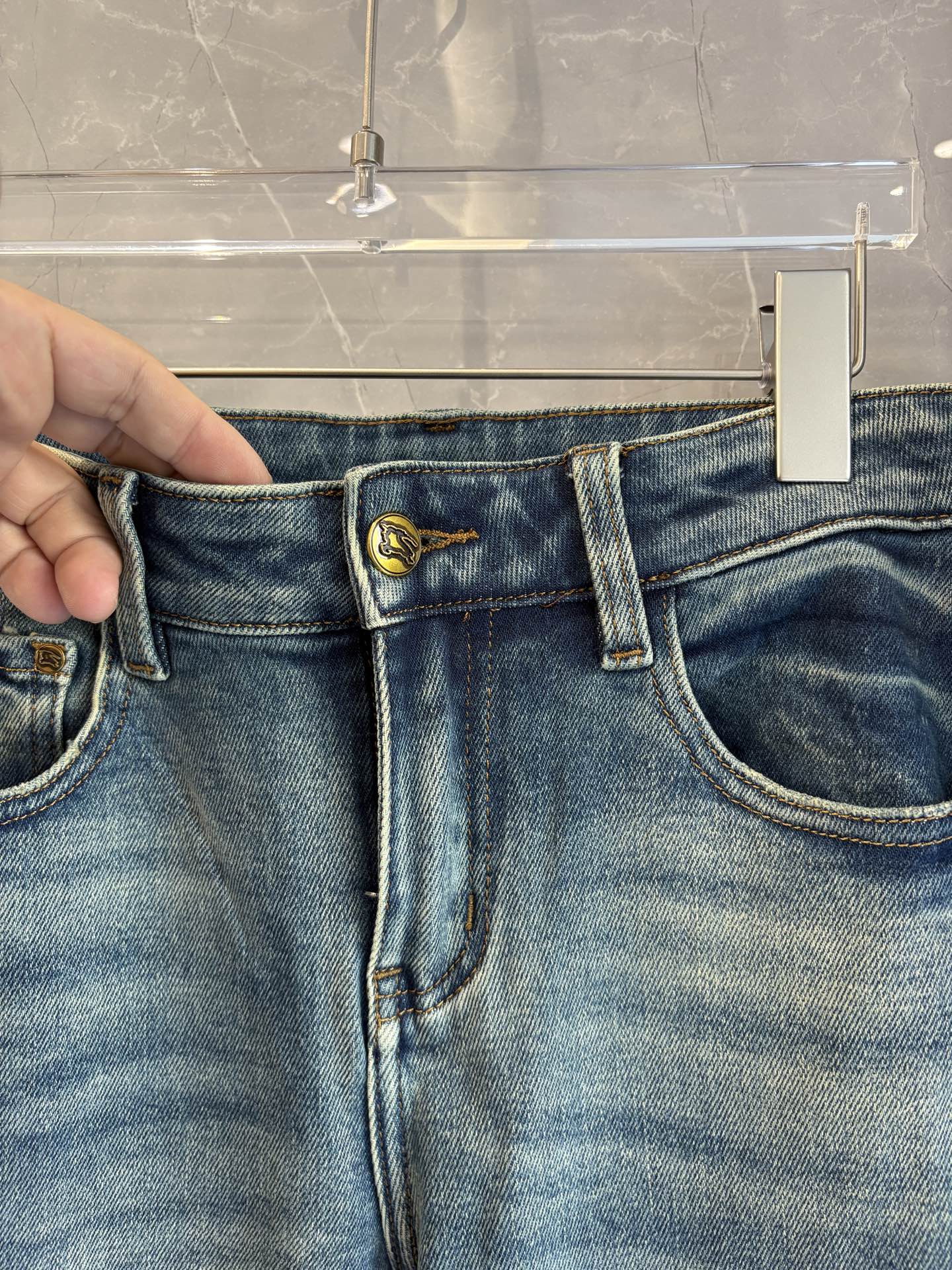 专柜🆕2025秋冬设计推荐 热卖牛仔裤🆕柔软亲肤面料 奢华头层牛皮腰牌 经典蓝洗水 专柜限量款 奢华感订