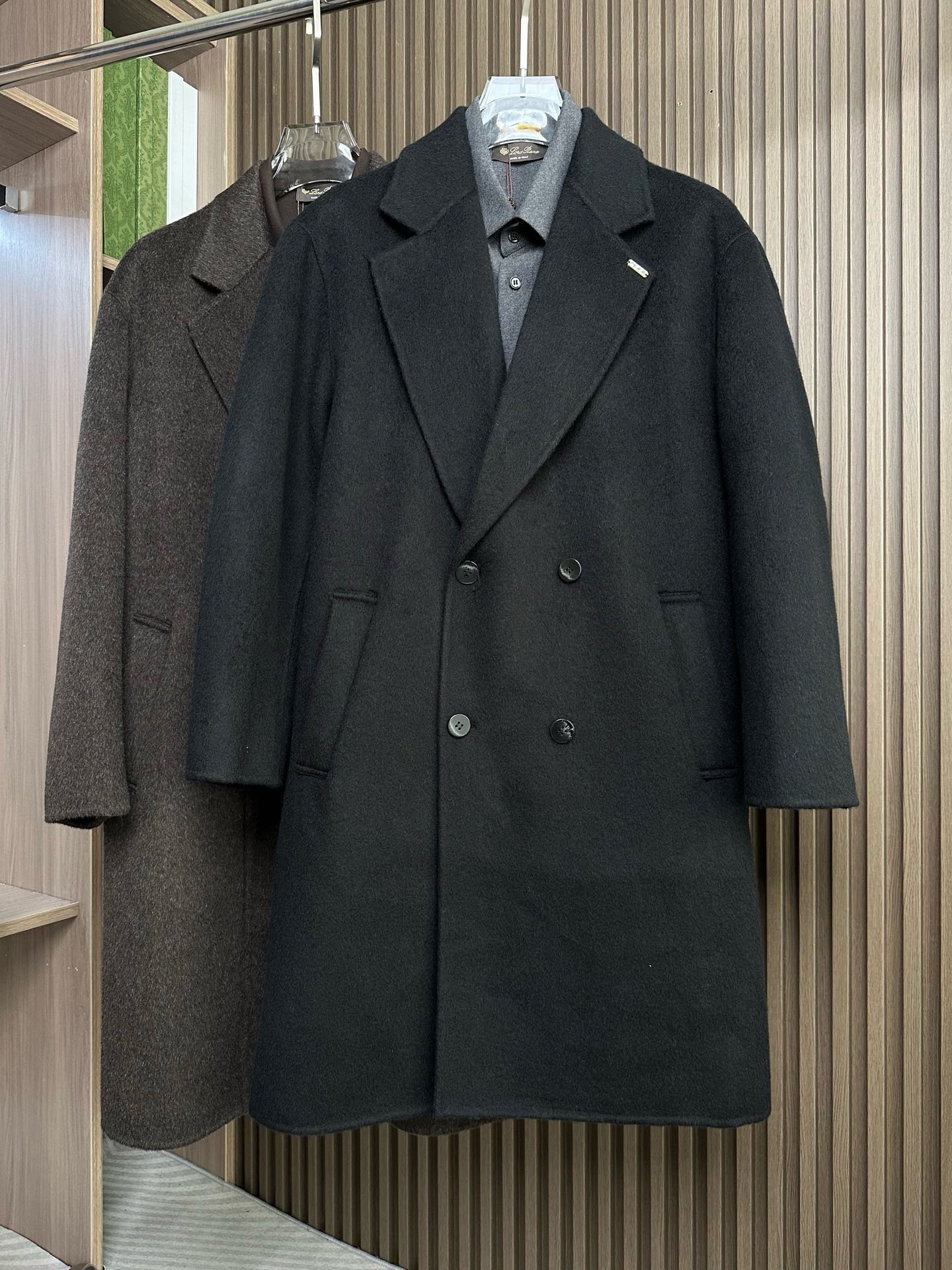 NO:685512,LP Nuoyoupanya 25FW new wool coat for autumn and winter, wool coat interprets the elegance and warmth of winter] The winter wind brings biting and chill, but it also brings fashion opportunities. When the classic herringbone pattern meets wool fabric, a unique coat emerges, adding an irresistible charm to your winter outfit.  With the herringbone texture as the design highlight, the unique pattern seems to tell the story of the years, adding a retro and literary atmosphere to the overall look. Its style is simple yet grand, and the smooth lines outline an elegant outline. Whether it is worn open to show casualness, or buttoned up to create a neat look, it can easily control various styles.  What’s even more surprising is that this coat can be worn with a stand-up collar. The stand-up collar design can not only provide warm protection for your neck in the cold wind, but also instantly enhance your aura and make you stand out from the crowd. When the cold wind blows, stand the collar high, as if you are building a warm barrier for yourself, while still maintaining a sense of fashion.  The choice of fabric is the essence of this coat. The blend of wool and cashmere combines the stiffness of wool with the softness of cashmere. Wool gives the coat good support and warmth, making it able to withstand the severe cold of winter; while the addition of cashmere makes the coat more delicate and skin-friendly to the touch, as if it is wrapped in a layer of soft clouds. This blended fabric is not only comfortable to wear, but also has a high-quality texture, showing a high-quality style.  In terms of color, we have carefully blended two classic tones, dark gray and light coffee. Dark gray is calm and restrained, suitable for you who pursue low-key luxury; light coffee is warm and soft, adding a touch of warm color to winter. No matter what style lover you are, you can find your favorite choice in these two colors. Color black, coffee color code size M-3XL, loro piana,19860909LP诺悠翩雅25FW秋冬新款羊毛大衣,羊毛大衣演绎冬日的优雅与温暖】冬日的风,带着凛冽与寒意,却也吹来了时尚的契机.当经典的人字纹邂逅羊毛面料,一件别具一格的大衣应运而生,为你的冬日穿搭增添一抹难以抗拒的魅力. 以人字纹理为设计亮点,独特的纹路仿佛在诉说着岁月的故事,为整体造型增添了复古与文艺的气息.它的款式外形简约而不失大气,流畅的线条勾勒出优雅的轮廓,无论是敞开穿展现随性,还是系上扣子塑造利落感,都能轻松驾驭各种风格. 更令人惊喜的是,这款大衣可以实现立领的穿搭方式.立领的设计不仅能在寒风中为你的脖颈提供温暖的守护,还能瞬间提升气场,让你在人群中脱颖而出.当寒风乍起,将领子高高立起,仿佛为自己筑起一道温暖的屏障,同时又不失时尚感. 而面料的选择,更是这款大衣的精髓所在.羊毛与山羊绒的混纺,兼具了羊毛的挺括与山羊绒的柔软.羊毛赋予了大衣良好的支撑性和保暖性,使其能够抵御冬日的严寒；而山羊绒的加入,则让大衣在触感上更加细腻亲肤,仿佛被一层轻柔的云朵包裹.这种混纺面料不仅穿着舒适,而且质感上乘,彰显出高品质的格调. 在色彩上,我们精心调配了深灰与浅咖两种经典色调.深灰,沉稳内敛,适合追求低调奢华的你；浅咖,温暖柔和,为冬日增添一抹温馨的色彩.无论你是哪种风格爱好者,都能在这两款颜色中找到属于自己的心仪之选. 颜色黑色,咖色 码数M-3XL,,loro piana,,Men's clothing