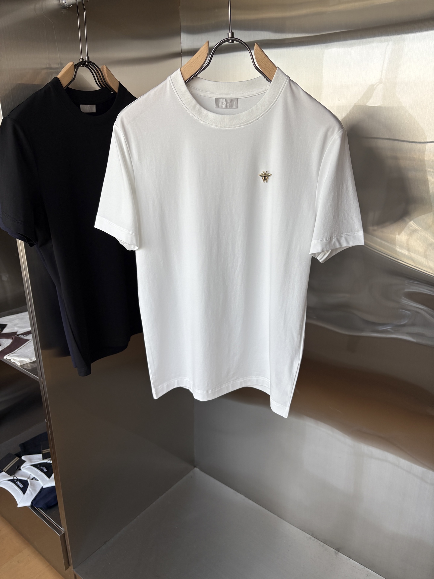 NO:712360,The 2026SS spring and summer new models at the counter are imported from customers (48.5 Lenzing Modal plus 41.5 fine cotton plus 10 ammonia; there is a special Lenzing Modal hangtag) men's casual round neck short-sleeved T-shirt #The design concept is trendy, avant-garde and sustainable, with brand design patterns on the chest and texture. The fabric is made of finely woven blends, feels soft and elastic, and will not deform no matter how you wash it or wear it!  The ribbing process on the collar makes it not easy to deform and long-wearing. The classic straight version can fit the body shape of the people to a greater extent. The upper body effect is excellent, and it can exude its own proud aura from the inside out. The basic and conventional straight round neck version tailoring, the upper body is fit and slim without being bloated, and the upper body effect is excellent. This new T-shirt is specially created for summer!  Color black, white, blue Size: M-XXXL,, T-shirt, tees, t-shirt,19860909专柜2026SS春夏新款选用客供进口（48.5的兰精莫代尔加41.5的精疏棉加10氨伦；有专用兰精莫代尔吊牌）男士休闲圆领短袖T恤衫#设计理念潮流前卫与尚可持续,胸前品牌设计图案,有质感. 成分精织混纺而成的面料,手感柔软富有弹力,怎么洗怎么穿都不变形！领部罗纹工艺打造不易变形久穿耐磨.经典的直筒版型打造,能更大程度的契合人群的体型,上身效果极佳,能自内而外的散发出独属自己的傲人气场.基础常规的直筒圆领版型剪裁,上身合体修身不显臃肿,上身效果极佳,专为夏季打造的新品T恤！ 颜色黑,白,蓝 码数；M-XXXL,,T-shirt,tees，t-shirt,,Men's clothing
