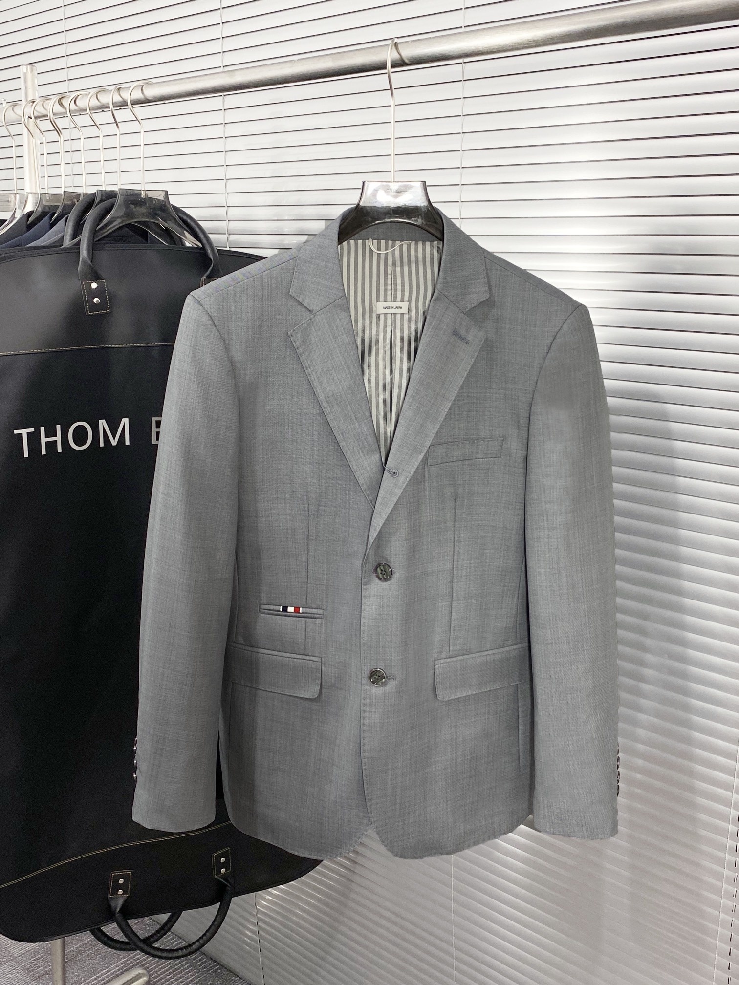 NO:123274,(New product) TB/Sam Buzznie men's high-end fashion wool single/suit, foreign business channel products Early spring show series, official albums and official cabinets for sale, very star-level item, a suit with high appearance and both quality and style, single item is an indispensable item in the wardrobe, a killer-level unique weapon for going out to the street, a business card to measure men's taste, and has unique attribute functions to wear across the four seasons! TB's design finally conveys an American emotion rooted in high-quality handmade art and precise tailoring, which can make suit items more interesting and fashionable, challenge old-fashioned traditional suits, can be business and casual, can be shaped on high streets, reshape fashion aesthetics, and establish a new high-luxury taste, exclusive products of British Academy, upstart gentlemen! The market is rare and rare, with first-class quality. It is excellent in terms of craft design, pattern and fabric. The craftsmanship level has inherited the world's top Belvest workshop production. It is a first-class luxury OEM manufacturer in Japan. It is a remarkable and perfect hand-locked Milan eye. The edge-covered line is hand-sewn by the workshop's top tailor master. The arch is neat and fine, and it is very ingenious. The finished product of a suit generally needs to go through more than 220 rigorous processes, which is quite shocking! The buttons are made of carefully polished natural horn buckles, and each piece has a unique texture structure! Customers provide Australian Merino's top luxury worsted wool fabric, which is super high density and fine, with a very delicate texture, and has good scalding and anti-wrinkle function. It has excellent ductility and exquisite details. It is equipped with the iconic four-bar, which is a soul-style injection, which greatly enriches the overall vision and is quite fashionable. It reaches a consensus with the red, blue and white stripes lined with it! The tailoring is invincible, following the TB signature SLIM slim fit style, every inch is well grasped, the upper body is full, both solemn and harmonious, and it is a perfect match that can be encountered but hard to come by! Size 1-5 (48-56) Size 1 Shoulder width 42 Bust 98 Sleeve length 62 Clothes length 71, louis vuitton, business suit, alexander wang19860909(新品)TB/桑姆·布*尼男士高级时装款羊毛单西/西服,洋行渠道臻品 早春秀场系列,官宣画册及官柜挂售款,非常明星级的一款单品, 高颜值且品型兼备的一款西装,单西属于衣橱不可或缺的必备单品,属于出街拗造型的杀手锏级的独门利器,属于衡量男人品味的一张名片,具备独特的属性功能可以横跨四季穿搭！ TB 的设计从而一终地传达了一种根植于高品质手工艺术与精准剪裁的美式情感,可以让西装单品变得更有趣味性,更具时髦感,挑战古板传统式西装,可商务休闲,可高街拗造型,重塑时装审美,建立全新的高奢品味、英伦学院、新贵绅士专属产物！ 市面稀缺罕见,品相一流,无论从工艺设计还是版型及面料都堪称上乘,工艺水准传承了世界顶级Belvest工坊制作,属于日本一流奢侈品代工厂商,显著完美的手工锁米兰眼,包边走线均由工坊顶级裁缝大师纯手工缝制,拱针对条工整精细,非常匠心,一件西服成品大体需经过严谨的220多道工序,相当震撼！纽扣采用精心打磨的天然牛角扣,每粒都有着独一无二的纹理构造！ 客供澳洲美利诺顶级奢华精纺羊毛面料,超高密度且精细,质地挺刮细腻,并具备良好的免烫抗皱功能,延展性非常优越,细节精致考究,搭载标志性四条杠,属于灵魂式的注入,极大的丰富了整体视觉,颇具时髦感,与之内衬红蓝白条纹元素达成共识！ 剪裁无敌,沿袭了TB招牌性SLIM修身版型,每一寸都拿捏到位,上身型款十足,亦庄亦谐,驾驭各种场合,可遇而不可求的极品！尺码1-5码（48-56） 1码 肩宽42 胸围98 袖长62 衣长71,,louis vuitton,business suit,alexander wang,Men's clothing