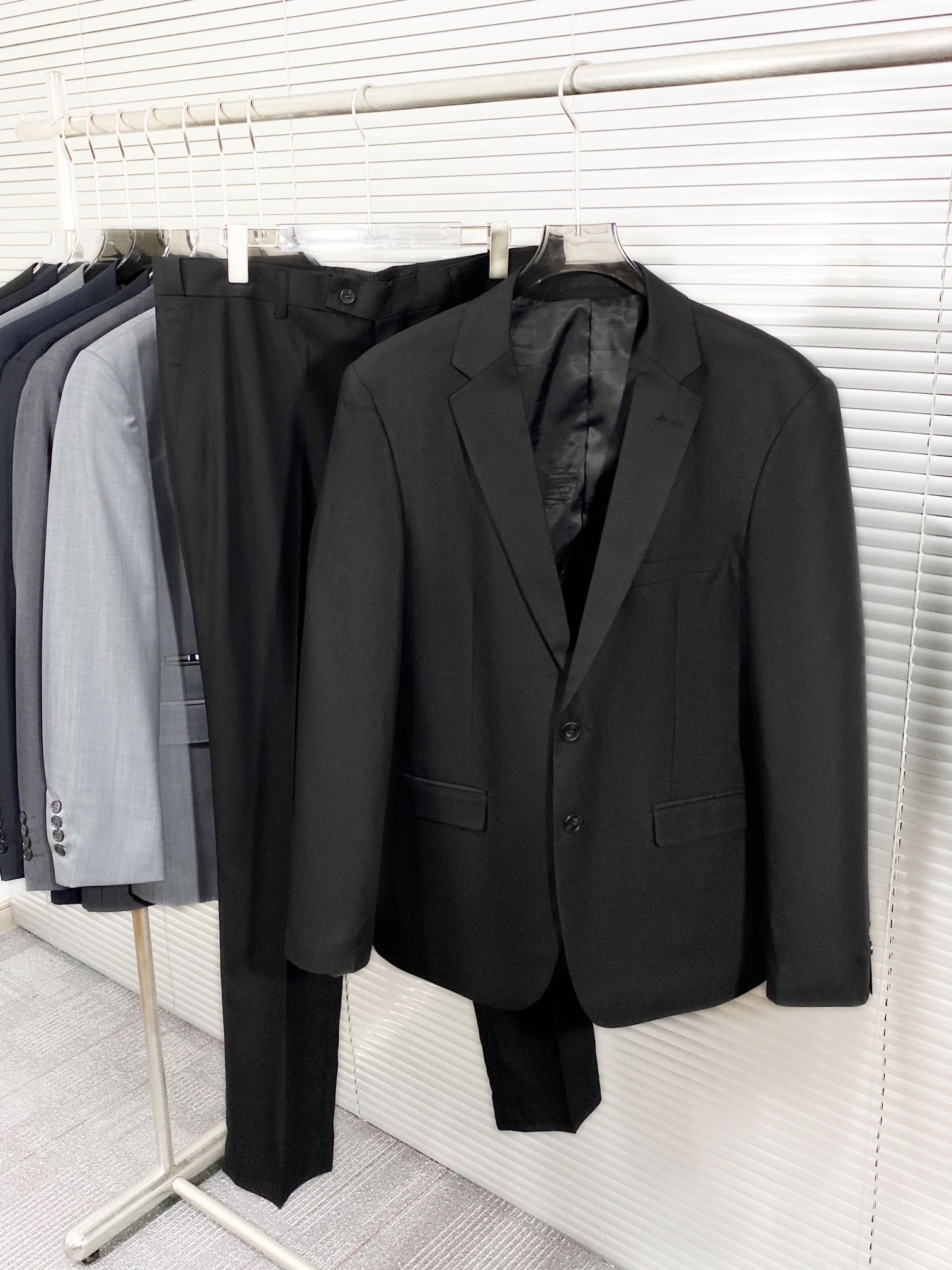 NO:123248,(New product) Ber family men's business and casual wool suit set (exclusive storage bag), Hong Kong foreign business channel goods, heavyweight luxury goods, original Italian production, exclusive to the entire network!  Classic Ace Town Store single product!  !  Ber is a luxury brand with a strong historical and cultural heritage. It has always been favored by the upper class and is destined to be owned by a few people, such as President Kennedy, the Rothschild family, the Greek ship king and Picasso!  An extremely luxurious platinum-grade item, which has great investment value and significance. A suit is an irresistible equipment for men. It is the best tool to improve taste and style. It is a must-have item for wardrobe. It is a killer-level unique weapon for going out to style. It is a business card to measure men's taste!  The overall styling design follows the modern minimalist tone of the Ber family, with a classic and fashionable two-pin button design. The trousers are decorated with classic brand badges and logos, presented in exquisite embroidery, full of gorgeousness and light luxury, and are soul-like close-ups. The whole body is clean and neat, and the upper body is very easy to highlight the temperament and fashion sense, both capable, handsome and casual and comfortable!  The lining is equipped with Ber's latest woven elements. The design inspiration comes from the love letter written by Louis XV, France. It is full of romanticism and legendary colors. The prints are very beautiful and exquisite, with a strong sense of retro and poeticity, and belong to the soul-style inheritance!  The top-notch merino wool raw materials imported from Australia are exclusively supplied by Akiel Ranch. The fabric is high-density and fine. It has been certified by the World Wool Bureau and has a fiber coefficient of 12MILMIL. It is the pinnacle of high-end luxury fabrics. The texture and comfort of the fabric achieve first-class experience. The texture is very delicate and has excellent luster. It also has good thermal and anti-wrinkle functions, and has excellent ductility!  The craftsmanship level inherits the rigor and exquisiteness of the Italians. The significantly perfect hand-made keyholes, and the edge-covering lines are all hand-sewn by the workshop's top tailor masters. The arch is neat and fine, and it is very ingenious. The finished product of a suit generally needs to go through more than 400 rigorous processes, which is quite shocking!  The classic and versatile black color scheme can easily dominate many occasions, both solemn and harmonious, and the outfit shows calmness, confidence and a sense of high-end aura. Workplace commuting, official negotiation, political and other aspects can all perform very well. It is the first choice for urban elite men!  The tailoring is invincible, the classic Italian modern business slim tailoring is in place, and the shoulders and waistline are handled perfectly. The upper body is full of style, capable and elegant, with a perfect sense of lines, which easily highlights temperament. It is an excellent styling tool in the dressing season!  Matched with high-end dust bag Size: M-XXXL Size data M: bust 100cm-shoulder width 43cm-front coat length 70cm-backcloth length 68cm-sleeve length 60.5cm-sleeve fat 19.2 cuffs 13.15 L: bust 104cm-shoulder width 44cm-front coat length 72cm-backcloth length 70cm-sleeve length 62cm-sleeve fat 19.85 cuffs 13.5 XL: bust 108cm-shoulder width 45cm-front coat length 74cm-backcloth length 72cm-sleeve length 63.5cm-sleeve fat 20.5 cuffs 13.85 XXL: bust 112cm-shoulder width 46cm-front coat length 76cm-backcloth length 74cm-sleeve length 65cm  -Sleeve fat 21.15cm cuffs 14.2 XXXL size bust 116cm - shoulder width 47cm - front length 78cm - back length 76cm sleeve length 66.5cm - sleeve fat 21.8cm cuffs 14.55 M size: waist 80cm - hip 98.8cm - leg circumference 30.2cm - crotch position 30cm - pants length 109cm L size: waist 84cm - hip circumference 102cm - leg circumference 31cm - pants length 112cm XL size: waist circumference 88cm - hip circumference 105.2cm - leg circumference 31.8cm - crotch position 32cm - pants length 115cm XL size: waist circumference 88cm - hip circumference 105.2cm - leg circumference 31.8cm - crotch position 32cm - pants length 115cm  XXL size: waist circumference 92cm - hip circumference 108.4cm - leg circumference 32.6cm - crotch position 33cm - pants length 117cm XXXL size waist circumference 96cm hip circumference 111.6cm - leg circumference 33.4cm - crotch position 34cm - pants length 119cm, louis vuitton, business suit, alexander wang19860909(新品)Ber家族男士商务休闲羊毛西服套装（专属收纳袋）,香港洋行渠道货,重磅级品鉴奢物,意大利原厂出品,全网独家！经典王牌镇店单品！！ Ber属于有着浓厚历史文化沉淀的一个奢华品牌,一直备受上流社会青睐,注定被少数人所拥有的高级宝藏私品,诸如肯尼迪总统、罗斯柴尔德家族、希腊船王以及毕加索这一级别的！ 极为奢华的一款白金级单品,非常具有投资价值和意义,西装对于男人属于无法抗拒的装备,属于提升品味和格调的最佳利器,属于衣橱必备的穿搭单品,属于出街拗造型的杀手锏级的独门利器,属于衡量男人品味的一张名片！ 整体的造型设计,沿袭了Ber家族现代极简主义基调,经典时尚两粒扣设计,裤身饰有经典品牌徽章标识,以精美刺绣体呈现,满满的华丽与轻奢感,属于灵魂式特写,通身干净利落,上身极易凸显气质和时髦感,即干练帅气亦随性惬意！ 内衬搭载Ber最新色织元素,设计灵感来源于法国路易十五亲笔书写的情书,极富充满浪漫主义和传奇色彩,印花非常优美且精致,颇具浓浓的复古和诗意感,属于灵魂式的传承！ 澳洲纯进口的顶级美利奴羊毛原料,阿基尔牧场独家供应,面料高密度且精细,经世界羊毛局认证,纤维系数12MILMIL,属于高级奢华面料中的巅峰之作,面料的质感与舒适感达到一流体验感,质地挺刮细腻,光泽感亦极好,并具备良好的免烫抗皱功能,延展性非常优越！ 工艺水准传承了意大利人的严谨与精致,显著完美的手工锁眼,包边走线均由工坊顶级裁缝大师纯手工缝制,拱针对条工整精细,非常匠心,一套西服成品大体需经过严谨的400多道工序,相当震撼！ 经典百搭黑调配色,可以轻松主导很多场合,亦庄亦谐,穿搭尽显从容自信和高级气场感,职场通勤、公务谈判、政律等都可以表现非常出色,都市精英男士的首选！ 剪裁无敌,经典的意式现代商务修身剪裁,每一寸都拿捏到位,肩部与腰线处理相当完美,上身型款十足,干练而优雅,线条感完美,极易凸显出气质,属于穿搭季绝佳的造型利器！搭配高档防尘袋 尺码:M-XXXL尺码数据  M码:胸围100cm-肩宽43cm-前衣长70cm-后衣长68cm-袖长60.5cm-袖肥19.2袖口13.15 L码:胸围104cm-肩宽44cm-前衣长72cm-后衣长70cm-袖长62cm -袖肥19.85袖口13.5 XL码:胸围108cm-肩宽45cm-前衣长74cm-后衣长72cm-袖长63.5cm -袖肥20.5袖口13.85 XXL码:胸围112cm-肩宽46cm- 前衣长76cm-后衣长74cm- 袖长65cm -袖肥21.15cm袖口14.2 XXXL码胸围116cm-肩宽47cm- 前衣长78cm-后衣长76cm袖长66.5cm- 袖肥21.8cm袖口14.55 M码:腰围80cm-臀围98.8cm- 腿围30.2cm-裆位30cm-裤长109cm L码:腰围84cm-臀围102cm-腿围.31cm- 裆位31cm-裤长112cm XL码:腰围88cm-臀围105.2cm-腿围31.8cm-裆位32cm-裤长115cm XXL码:腰围92cm-臀围108.4cm-腿围32.6cm-裆位33cm-裤长117cm XXXL码腰围96cm臀围111.6cm-腿围33.4cm-裆位34cm-裤长119cm,,louis vuitton,business suit,alexander wang,Men's clothing