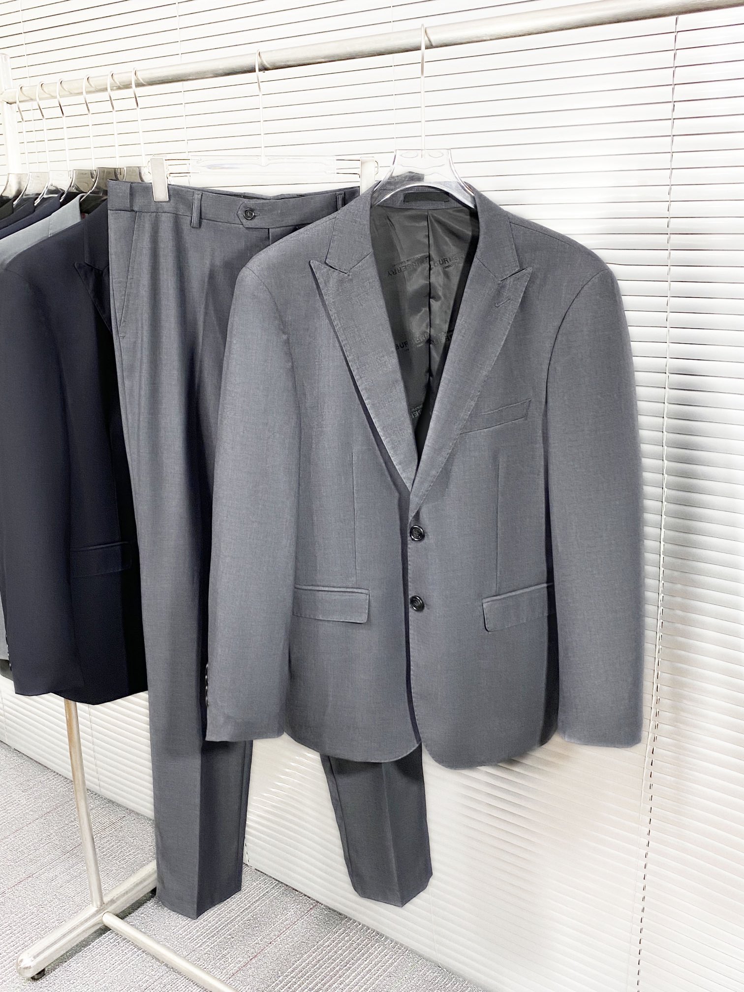 NO:123250,(New Product) BURBERRY's new top-grade plain wool material black slim fit suit, men's black gray double-button suit, straight trousers business casual suit!  Trading companies have sparse channels and are released on the official website at the same time!  B-home high-end business main line, a wool suit chosen by elite men's clothing industry, first-class quality control and details, giving you enough decent and noble!  This suit is carefully crafted from super fine top-level oblique plain hair material, perfectly creating a straight and straightening effect. The grade revealed by the texture is not comparable to ordinary suits. It has excellent thermal tone and breathable, close and comfortable, and can be worn all seasons!  The fabric is a thin model and does not affect its wearing experience at all. The more expensive and textured wool suit is, it must be thin and light!  The high-end genuine leather sign embroidery patches on the inner side of the suit and the waist of the trousers are not too conspicuous, but they cannot stop its extraordinary identity and luxury!  The fine and meticulous standard style tailoring technology, the pure handmade tribute needles inside the big brand suits are not bad at all, and the edge-covered line can withstand the harsh scrutiny and severe tests of the masses!  The customer-supplied polyester horn buckle has a perfect texture, and the dignity of each one is unique!  The classic and versatile pure black tone is stylish and stylish, so there is no problem attending formal wear occasions!  Black Navy Blue 4 Size: M-XXXL Size Data M: Bust 100cm-Shoulder width 43cm-Fitness 70cm-Backcloth length 68cm-Sleeve length 60.5cm-Sleeve fat 19.2 cuffs 13.15 L: Bust 104cm-Shoulder width 44cm-Fitness 72cm-Backcloth length 70cm-Sleeve length 62cm-Sleeve fat 19.85 cuffs 13.5 XL: Bust 108cm-Shoulder width 45cm-Fitness 74cm-Backcloth length 72cm-Sleeve length 63.5cm-Sleeve fat 20.5 cuffs 13.85 XXL: Bust 112cm-Shoulder width 46cm-Backcloth length 76cm-Backcloth length 74cm-Sleeve length 65cm  -Sleeve fat 21.15cm cuffs 14.2 XXXL size bust 116cm - shoulder width 47cm - front length 78cm - back length 76cm sleeve length 66.5cm - sleeve fat 21.8cm cuffs 14.55 M size: waist 80cm - hip 98.8cm - leg circumference 30.2cm - crotch position 30cm - pants length 109cm L size: waist 84cm - hip circumference 102cm - leg circumference 31cm - pants length 112cm XL size: waist circumference 88cm - hip circumference 105.2cm - leg circumference 31.8cm - crotch position 32cm - pants length 115cm XL size: waist circumference 88cm - hip circumference 105.2cm - leg circumference 31.8cm - crotch position 32cm - pants length 115cm  XXL size: waist circumference 92cm - hip circumference 108.4cm - leg circumference 32.6cm - crotch position 33cm - pants length 117cm XXXL size waist circumference 96cm hip circumference 111.6cm - leg circumference 33.4cm - crotch position 34cm - pants length 119cm, burberry, business suit, alexander wang19860909(新品)BURBERRY新款顶级平纹羊毛材质黑色修身套西,男士黑色灰色双粒扣西服 直筒西裤商务休闲套装！贸易公司渠道稀出,同步官网发售！B家高端商务主线臻品,男装界精英之选的羊毛套西,品控质感细节一流,给足体面与尊贵！ 这款西服套装采用超精细顶级斜平纹毛材质精心制作,完美缔造胸挺立廓的效果,质感所流露的档次绝非一般西服可比,具有出色的热调性和透气性,贴身舒适,可兼顾四季穿着！面料属于薄款,一点都不影响它的着穿感受,越是昂贵有质感的羊毛西装,一定是薄而轻盈的！ 西装内侧及裤腰两侧高端真皮标牌刺绣贴饰,虽不过于显眼,但也阻挡不了它不凡的身份也奢华气息！精工细作的标准版型剪裁工艺,大牌的西服内里的纯手工贡针更是分毫不差,包边走线经得起群众苛刻的目光审视及严峻的考验！客供聚酯牛角扣质感达到完美效果,每一颗的尊贵都是独一无二的！经典百搭的纯黑色调,款式时尚有型,出席于正装场合都没问题！黑色藏青色4尺码:M-XXXL尺码数据  M码:胸围100cm-肩宽43cm-前衣长70cm-后衣长68cm-袖长60.5cm-袖肥19.2袖口13.15 L码:胸围104cm-肩宽44cm-前衣长72cm-后衣长70cm-袖长62cm -袖肥19.85袖口13.5 XL码:胸围108cm-肩宽45cm-前衣长74cm-后衣长72cm-袖长63.5cm -袖肥20.5袖口13.85 XXL码:胸围112cm-肩宽46cm- 前衣长76cm-后衣长74cm- 袖长65cm -袖肥21.15cm袖口14.2 XXXL码胸围116cm-肩宽47cm- 前衣长78cm-后衣长76cm袖长66.5cm- 袖肥21.8cm袖口14.55 M码:腰围80cm-臀围98.8cm- 腿围30.2cm-裆位30cm-裤长109cm L码:腰围84cm-臀围102cm-腿围.31cm- 裆位31cm-裤长112cm XL码:腰围88cm-臀围105.2cm-腿围31.8cm-裆位32cm-裤长115cm XXL码:腰围92cm-臀围108.4cm-腿围32.6cm-裆位33cm-裤长117cm XXXL码腰围96cm臀围111.6cm-腿围33.4cm-裆位34cm-裤长119cm,,burberry,business suit,alexander wang,Men's clothing