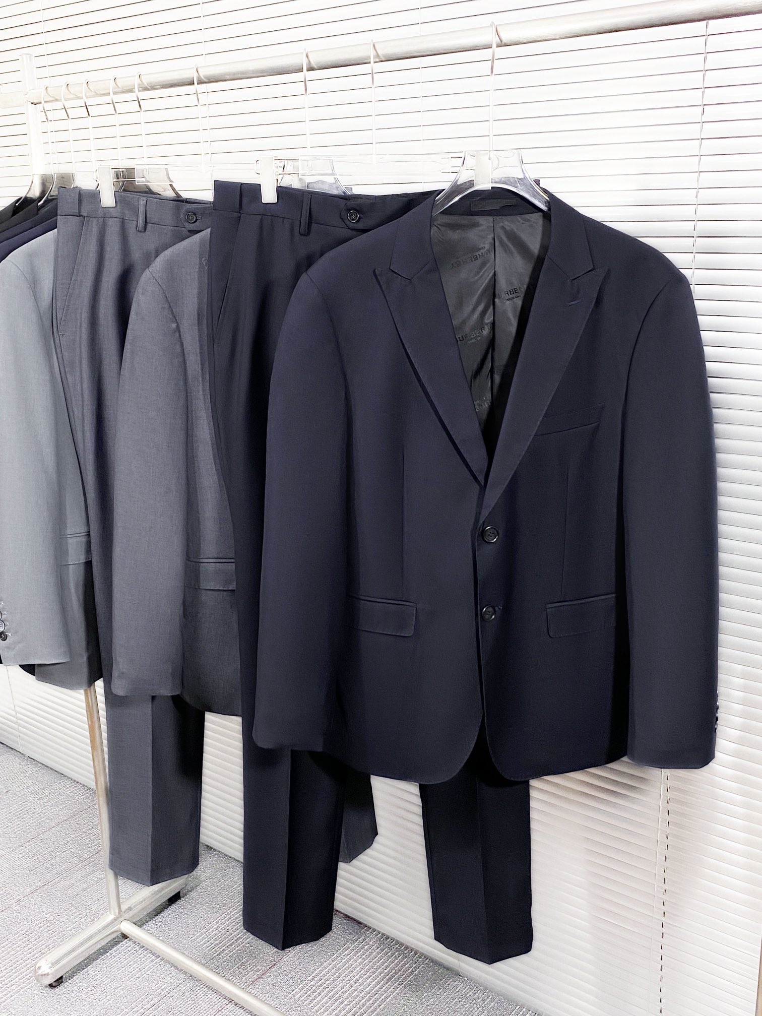 NO:123252,(New product) BURBERRY24 early autumn new top-grade plain wool material black slim fit suit, men's black gray double-button suit, straight trousers business casual suit!  Trading companies have sparse channels and are released on the official website at the same time!  B-home high-end business main line, a wool suit chosen by elite men's clothing industry, first-class quality control and details, giving you enough decent and noble!  This suit is carefully crafted from super fine top-level oblique plain hair material, perfectly creating a straight and straightening effect. The grade revealed by the texture is not comparable to ordinary suits. It has excellent thermal tone and breathable, close and comfortable, and can be worn all seasons!  The fabric is a thin model and does not affect its wearing experience at all. The more expensive and textured wool suit is, it must be thin and light!  The high-end genuine leather sign embroidery patches on the inner side of the suit and the waist of the trousers are not too conspicuous, but they cannot stop its extraordinary identity and luxury!  The fine and meticulous standard style tailoring technology, the pure handmade tribute needles inside the big brand suits are not bad at all, and the edge-covered line can withstand the harsh scrutiny and severe tests of the masses!  The customer-supplied polyester horn buckle has a perfect texture, and the dignity of each one is unique!  The classic and versatile pure black tone is stylish and stylish, so there is no problem attending formal wear occasions!  Black Navy Blue 4 Size: M-XXXL Size Data M: Bust 100cm-Shoulder width 43cm-Fitness 70cm-Backcloth length 68cm-Sleeve length 60.5cm-Sleeve fat 19.2 cuffs 13.15 L: Bust 104cm-Shoulder width 44cm-Fitness 72cm-Backcloth length 70cm-Sleeve length 62cm-Sleeve fat 19.85 cuffs 13.5 XL: Bust 108cm-Shoulder width 45cm-Fitness 74cm-Backcloth length 72cm-Sleeve length 63.5cm-Sleeve fat 20.5 cuffs 13.85 XXL: Bust 112cm-Shoulder width 46cm-Backcloth length 76cm-Backcloth length 74cm-Sleeve length 65cm  -Sleeve fat 21.15cm cuffs 14.2 XXXL size bust 116cm - shoulder width 47cm - front length 78cm - back length 76cm sleeve length 66.5cm - sleeve fat 21.8cm cuffs 14.55 M size: waist 80cm - hip 98.8cm - leg circumference 30.2cm - crotch position 30cm - pants length 109cm L size: waist 84cm - hip circumference 102cm - leg circumference 31cm - pants length 112cm XL size: waist circumference 88cm - hip circumference 105.2cm - leg circumference 31.8cm - crotch position 32cm - pants length 115cm XL size: waist circumference 88cm - hip circumference 105.2cm - leg circumference 31.8cm - crotch position 32cm - pants length 115cm  XXL size: waist circumference 92cm - hip circumference 108.4cm - leg circumference 32.6cm - crotch position 33cm - pants length 117cm XXXL size waist circumference 96cm hip circumference 111.6cm - leg circumference 33.4cm - crotch position 34cm - pants length 119cm, burberry, business suit, alexander wang19860909(新品)BURBERRY24早秋新款顶级平纹羊毛材质黑色修身套西,男士黑色灰色双粒扣西服 直筒西裤商务休闲套装！贸易公司渠道稀出,同步官网发售！B家高端商务主线臻品,男装界精英之选的羊毛套西,品控质感细节一流,给足体面与尊贵！ 这款西服套装采用超精细顶级斜平纹毛材质精心制作,完美缔造胸挺立廓的效果,质感所流露的档次绝非一般西服可比,具有出色的热调性和透气性,贴身舒适,可兼顾四季穿着！面料属于薄款,一点都不影响它的着穿感受,越是昂贵有质感的羊毛西装,一定是薄而轻盈的！ 西装内侧及裤腰两侧高端真皮标牌刺绣贴饰,虽不过于显眼,但也阻挡不了它不凡的身份也奢华气息！精工细作的标准版型剪裁工艺,大牌的西服内里的纯手工贡针更是分毫不差,包边走线经得起群众苛刻的目光审视及严峻的考验！客供聚酯牛角扣质感达到完美效果,每一颗的尊贵都是独一无二的！经典百搭的纯黑色调,款式时尚有型,出席于正装场合都没问题！黑色藏青色4尺码:M-XXXL尺码数据  M码:胸围100cm-肩宽43cm-前衣长70cm-后衣长68cm-袖长60.5cm-袖肥19.2袖口13.15 L码:胸围104cm-肩宽44cm-前衣长72cm-后衣长70cm-袖长62cm -袖肥19.85袖口13.5 XL码:胸围108cm-肩宽45cm-前衣长74cm-后衣长72cm-袖长63.5cm -袖肥20.5袖口13.85 XXL码:胸围112cm-肩宽46cm- 前衣长76cm-后衣长74cm- 袖长65cm -袖肥21.15cm袖口14.2 XXXL码胸围116cm-肩宽47cm- 前衣长78cm-后衣长76cm袖长66.5cm- 袖肥21.8cm袖口14.55 M码:腰围80cm-臀围98.8cm- 腿围30.2cm-裆位30cm-裤长109cm L码:腰围84cm-臀围102cm-腿围.31cm- 裆位31cm-裤长112cm XL码:腰围88cm-臀围105.2cm-腿围31.8cm-裆位32cm-裤长115cm XXL码:腰围92cm-臀围108.4cm-腿围32.6cm-裆位33cm-裤长117cm XXXL码腰围96cm臀围111.6cm-腿围33.4cm-裆位34cm-裤长119cm,,burberry,business suit,alexander wang,Men's clothing