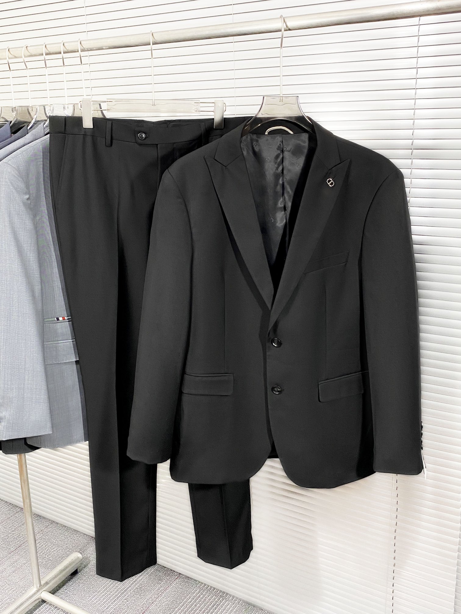 NO:123254,(New product)!  CD follows excellent handicraft methods, combining exquisite technology with modern and elegant style and rich design styles to demonstrate modern and exquisite elegant shapes, like riding a wild horse on the battlefield... Di*r homme Fashion C2 series wool suit Classic C2 style cut, suitable for Asian body shape design, stylish men's suits that have no reason to refuse, are extremely tasteful and show the charm of men. Suits as stylists must be held with a high degree of attention, and the fabric adoption is the top priority. The suits are made of 130 imported Australian wool sheeps. After multiple processes of meticulous work, they maintain the initial, purest and softest form. The style sewing is integrated into shape, thus reflecting the main characteristics of DH style aesthetic consciousness.  The lining is made of imported copper-ammonia fiber fabric, and is designed with DH's special double Stockman cutting technology to create the shape ratio of the chest, shoulders and waist, create a fashionable concept, and demonstrate the unique luxury of the distinctive brand. The fabric with the same responsibility is comparable to that of the suit, and the high-quality craftsmanship cutting is first-class. The appearance is beautiful and generous, the inner and outer edge design is tightly sewn. The thigh-tech needle edge sealing technology shows the brand's luxury inner charm. Please do not miss it, the good quality is impeccable. It is not just sold without splitting it. Color: black Size: 48-56 Size data 48: bust 98cm-shoulder width 43cm-clothes length 71cm-sleeved length 61cm-waist circumference 80cm-leg circumference 60cm-crotch position 30cm-pants length 114cm  Size 50: Bust 102cm-shoulder width 44cm-cloth length 72cm-sleeved length 62cm-waist circumference 84cm-leg circumference 62cm-crotch position 31cm-trouser length 115cm 52: Bust 106cm-shoulder width 45cm-cloth length 73cm-sleeved length 63cm-waist circumference 88cm-leg circumference 64cm-crotch position 32cm-trouser length 116cm 54: Bust 110cm-shoulder width 46cm-cloth length 74cm-sleeved length 65cm-waist circumference 92cm-leg circumference 66cm-crotch position 33cm-trouser length 117cm  56 size: bust 114cm-shoulder width 47cm-clothes length 75cm-sleeves length 65cm-waist 96cm-leg circumference 68cm-crotch position 34cm-trouser length 118cm, business suit, alexander wang19860909(新品)！CD遵循卓越的手工艺方法,糅合精湛技术与现代时尚优雅风范及丰富的设计款式彰显摩登精致的典雅造型,如同驾驭野马般驰骋沙场... Di*r homme 时尚C2系羊毛套西 经典C2版型裁剪,适合亚洲人的身型的设计,没有任何理由拒绝的型男款西服套装,极具品味尽显男士魅力风采. 西装做为型格主义单品必须要把持有度,面料的采用重中之重.套装体均采用进口澳洲130支初剪羊毛制作,历经多道工序的精工细作,保持了那份最初,最纯,最柔软的形态.版型缝制一体塑造成型,从而体现DH风格审美意识的主要特征. 内衬运用进口铜氨丝纤维面料制作,采用DH特殊的双重Stockman裁剪工艺设计,打造胸,肩,腰的型格比例,营造时尚潮流的理念,彰显鲜明的品牌所具备的独特奢饰. 同等担当的面料,细节媲美西装,高品质工艺化的裁剪堪称一流.外形美观大方内外兼修铐边设计严丝合缝.聚股械针封边工艺彰显品牌奢华内在魅力.请勿错过,好品质无可挑剔. 不拆分不单卖整套出售.颜色:黑色 尺码:48-56尺码数据 48码:胸围98cm-肩宽43cm-衣长71cm-袖长61cm-腰围80cm-腿围60cm-裆位30cm-裤长114cm 50码:胸围102cm-肩宽44cm-衣长72cm-袖长62cm-腰围84cm-腿围62cm-裆位31cm-裤长115cm 52码:胸围106cm-肩宽45cm-衣长73cm-袖长63cm-腰围88cm-腿围64cm-裆位32cm-裤长116cm 54码:胸围110cm-肩宽46cm-衣长74cm-袖长65cm-腰围92cm-腿围66cm-裆位33cm-裤长117cm 56码:胸围114cm-肩宽47cm-衣长75cm-袖长65cm-腰围96cm-腿围68cm-裆位34cm-裤长118cm,,business suit,alexander wang,Men's clothing