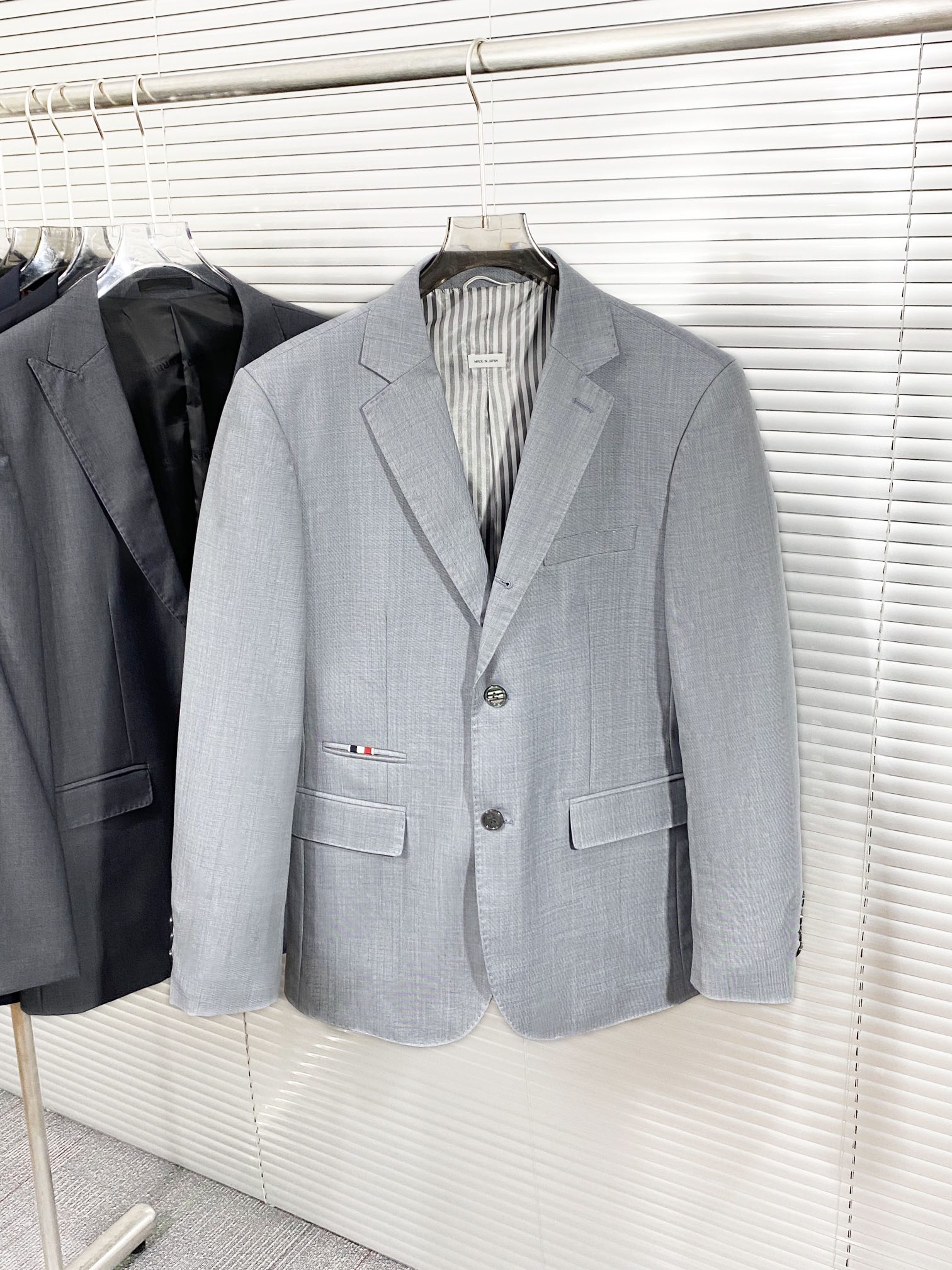 NO:123256,TB/Sam Buzzney men's high-end fashion wool single/suit, foreign business channel products Early spring show series, official albums and official cabinets for sale, very star-level item, a suit with high appearance and both quality and style, single item is an indispensable item in the wardrobe, a killer-level unique weapon for going out to the street, a business card to measure men's taste, and has unique attribute functions to wear across the four seasons! TB's design finally conveys an American emotion rooted in high-quality handmade art and precise tailoring, which can make suit items more interesting and fashionable, challenge old-fashioned traditional suits, can be business and casual, can be shaped on high streets, reshape fashion aesthetics, and establish a new high-luxury taste, exclusive products of British Academy, upstart gentlemen! The market is rare and rare, with first-class quality. It is excellent in terms of craft design, pattern and fabric. The craftsmanship level has inherited the world's top Belvest workshop production. It is a first-class luxury OEM manufacturer in Japan. It is a remarkable and perfect hand-locked Milan eye. The edge-covered line is hand-sewn by the workshop's top tailor master. The arch is neat and fine, and it is very ingenious. The finished product of a suit generally needs to go through more than 220 rigorous processes, which is quite shocking! The buttons are made of carefully polished natural horn buckles, and each piece has a unique texture structure! Customers provide Australian Merino's top luxury worsted wool fabric, which is super high density and fine, with a very delicate texture, and has good scalding and anti-wrinkle function. It has excellent ductility and exquisite details. It is equipped with the iconic four-bar, which is a soul-style injection, which greatly enriches the overall vision and is quite fashionable. It reaches a consensus with the red, blue and white stripes lined with it! The tailoring is invincible, following the TB signature SLIM slim fit style, every inch is well grasped, the upper body is full, both solemn and harmonious, and it is a perfect match that can be encountered but hard to come by! Size 1-5, maximum wearable 1.78180 catties, louis vuitton, business suit, alexander wang19860909TB/桑姆·布*尼男士高级时装款羊毛单西/西服,洋行渠道臻品 早春秀场系列,官宣画册及官柜挂售款,非常明星级的一款单品, 高颜值且品型兼备的一款西装,单西属于衣橱不可或缺的必备单品,属于出街拗造型的杀手锏级的独门利器,属于衡量男人品味的一张名片,具备独特的属性功能可以横跨四季穿搭！ TB 的设计从而一终地传达了一种根植于高品质手工艺术与精准剪裁的美式情感,可以让西装单品变得更有趣味性,更具时髦感,挑战古板传统式西装,可商务休闲,可高街拗造型,重塑时装审美,建立全新的高奢品味、英伦学院、新贵绅士专属产物！ 市面稀缺罕见,品相一流,无论从工艺设计还是版型及面料都堪称上乘,工艺水准传承了世界顶级Belvest工坊制作,属于日本一流奢侈品代工厂商,显著完美的手工锁米兰眼,包边走线均由工坊顶级裁缝大师纯手工缝制,拱针对条工整精细,非常匠心,一件西服成品大体需经过严谨的220多道工序,相当震撼！纽扣采用精心打磨的天然牛角扣,每粒都有着独一无二的纹理构造！ 客供澳洲美利诺顶级奢华精纺羊毛面料,超高密度且精细,质地挺刮细腻,并具备良好的免烫抗皱功能,延展性非常优越,细节精致考究,搭载标志性四条杠,属于灵魂式的注入,极大的丰富了整体视觉,颇具时髦感,与之内衬红蓝白条纹元素达成共识！ 剪裁无敌,沿袭了TB招牌性SLIM修身版型,每一寸都拿捏到位,上身型款十足,亦庄亦谐,驾驭各种场合,可遇而不可求的极品！尺码1-5码 最大可穿1.78180斤,,louis vuitton,business suit,alexander wang,Men's clothing