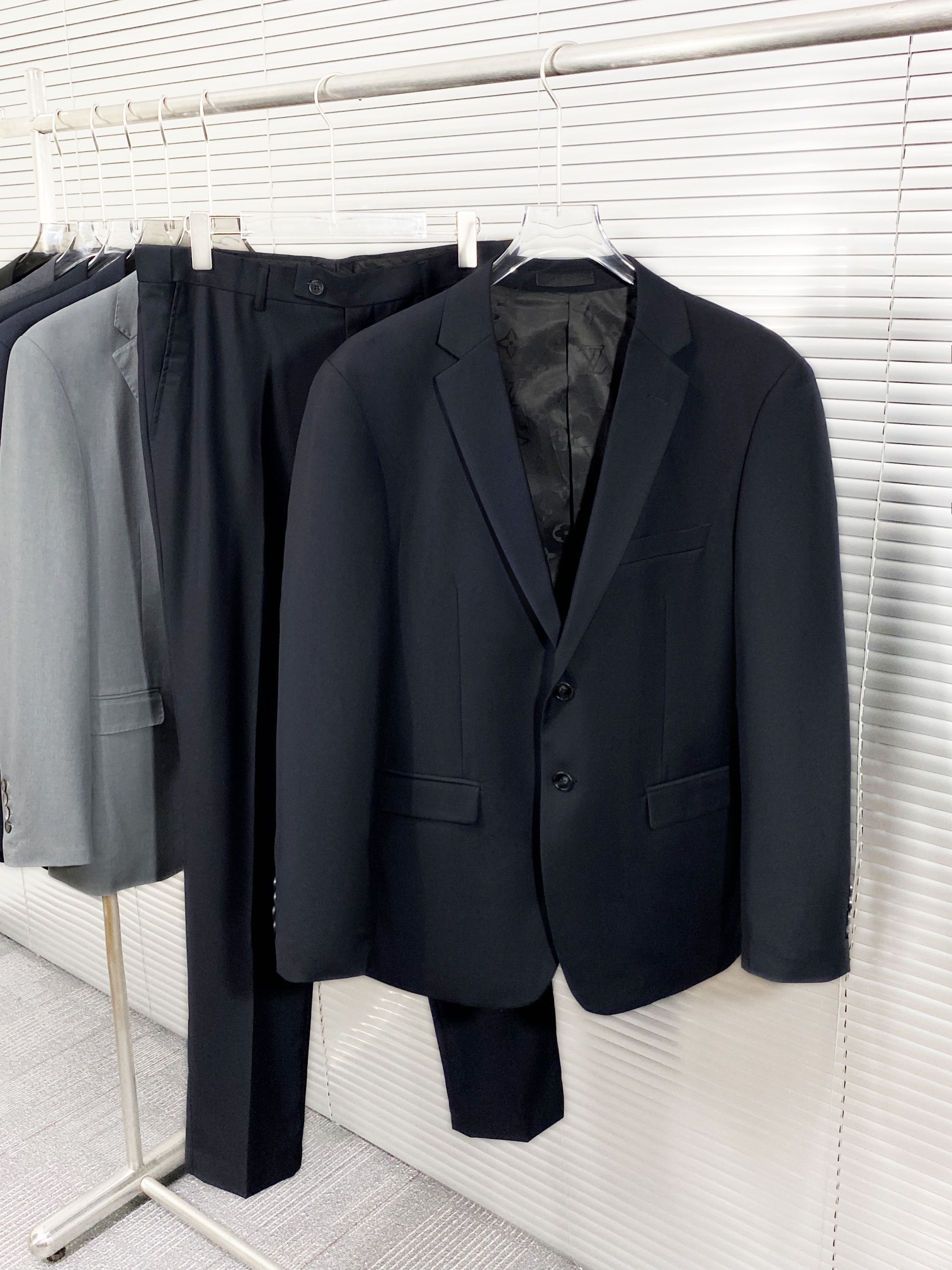 NO:123260,(New Product) Latest Louis Vuitton Louis Vuitton Donkey House Four Seasons Wool Lapel Cover, Men's Classic Two-Piece Buckle Single West Straight Slim Trousers High-end Business and Casual Suit Set!  Trading companies have sparse channels and are released on the official website at the same time!  V counter evergreen wool suit, a must-have wardrobe style for handsome men. The dignity and aura that high-end suits can bring to men is never comparable to other clothing, and suit suits are the highest level of outfits and are also the only way for exquisite men!  This set uses the top luxury worsted wool fabric in Italy, which is super high density and fine and thin, with a very delicate texture, and has good scalding and anti-wrinkle function. It has excellent ductility and exquisite details. The selected top yak horn buckle has a natural texture structure. Each buckle is unique. The labeled LoGO lining enriches details, and is fashionable and stunning detailing!  The tailoring is invincible, following the LV signature SLIM slim fit style, every inch is well grasped, the upper body is full, the introverted and mature fashionable high-end gray is very easy to highlight the tone of temperament, both solemn and harmonious, and it is a perfect match that can be encountered but not sought after in various occasions!  The market is rare and rare, with first-class quality, and it is excellent in terms of craftsmanship, design, layout and fabric!  The craftsmanship level has inherited the world's top Belvest workshop production. It is a first-class luxury OEM manufacturer in Italy. It has a remarkable and perfect hand-locked Milan eyes and can be compiled into tailor textbooks. It has a uniform shape and is of great shape!  The edge-covered lines are all hand-sewn by the workshop's top tailor master. The arches are neat and fine, and cannot be picked. They are very ingenious. The finished product of a suit generally requires more than 300 rigorous processes, which is quite shocking!  For men who love to be particular about clothes and have the pursuit of quality of life, suits are standard. After all, they are rolling around in the workplace all day and traveling around in various social occasions. A decent and high-end life suit that can show off is very important!  There is a popular saying in the workplace circle that every successful man has at least one set of sizes in his closet: M-XXXL Size Data M: Bust 100cm-shoulder width 43cm-front coat length 70cm-backcloth length 68cm-sleeve length 60.5cm-sleeve fat 19.2 cuffs 13.15 L: Bust 104cm-shoulder width 44cm-front coat length 72cm-backcloth length 70cm-sleeve length 62cm-sleeve fat 19.85 cuffs 13.5 XL: Bust 108cm-shoulder width 45cm-front coat length 74cm-backcloth length 72cm-sleeve length 63.5cm-sleeve fat 20.5 cuffs 13.85 XXL: Bust 112cm-shoulder width 46cm-front coat length 76cm-backcloth length 74cm-backcloth length 72cm-sleeve length 63.5cm-sleeve fat 20.5 cuffs 13.85 XXL: Bust 112cm-shoulder width 46cm-front coat length 76cm-backcloth length 74cm-  Sleeve length 65cm - Sleeve fat 21.15cm cuffs 14.2 XXXL size bust 116cm - shoulder width 47cm - front 78cm - back 76cm sleeve length 66.5cm - sleeve fat 21.8cm cuffs 14.55 M size: waist 80cm - hip 98.8cm - leg circumference 30.2cm - crotch position 30cm - pants length 109cm L size: waist 84cm - hip circumference 102cm - leg circumference 31cm - pants length 112cm XL size: waist circumference 88cm - hip circumference 105.2cm - leg circumference 31.8cm - crotch position 32cm - pants length 115cm  XXL size: waist circumference 92cm - hip circumference 108.4cm - leg circumference 32.6cm - crotch position 33cm - pants length 117cm XXXL size waist circumference 96cm hip circumference 111.6cm - leg circumference 33.4cm - crotch position 34cm - pants length 119cm020,,louis vuitton,louis vuitton,louis vuitton,louis vuitton,louis vuitton,business suit,alexander wang19860909(新品)最新Louis Vuitton路易威登驴家四季款羊毛翻领套西,男士经典二粒扣单西直筒修身西裤高端商务休闲西服套装！贸易公司渠道稀出,同步官网发售！V柜台常青款羊毛套西,型男永远的必备衣橱款,高档的套西能够给男人带去的尊严与气场是别的服饰永远都无法匹敌的,而西装套更是行头的最高等级,也是精致男人的必经之路！ 该套西采用客供意大利顶级奢华精纺羊毛面料,超高密度且精细轻薄,质地挺刮细腻,并具备良好的免烫抗皱功能,延展性非常优越,细节精致考究,甄选的顶级牦牛角扣,有着天然纹理构造,每粒扣都是独一无二的存在,标签化LoGO内衬丰富了细节,时髦而惊艳的细节处理！剪裁无敌,沿袭了LV招牌性SLIM修身版型,每一寸都拿捏到位,上身型款十足,内敛轻熟的时髦高级灰,极易凸显气质的色调,亦庄亦谐,驾驭各种场合,可遇而不可求的极品！ 市面稀缺罕见,品相一流,无论从工艺设计还是版型及面料都堪称上乘！工艺水准传承了世界顶级Belvest工坊制作,属于意大利一流奢侈品代工厂商,显著完美的手工锁米兰眼,可以编入裁缝教科书,形状统一度佳！包边走线均由工坊顶级裁缝大师纯手工缝制,拱针对条工整精细,无法挑剔,非常匠心,一套西服成品大体需经过严谨的300多道工序,相当震撼！对于爱讲究/会穿衣有生活品质追求的男士来说,西服套装是标配,毕竟整天在职场打滚,在各种社交场合穿梭交际,一套体面又能展示出的高格调生活的西服就相当重要！而在职场圈流行这样的说法每位成功的男士衣橱里至少有一套尺码:M-XXXL尺码数据  M码:胸围100cm-肩宽43cm-前衣长70cm-后衣长68cm-袖长60.5cm-袖肥19.2袖口13.15 L码:胸围104cm-肩宽44cm-前衣长72cm-后衣长70cm-袖长62cm -袖肥19.85袖口13.5 XL码:胸围108cm-肩宽45cm-前衣长74cm-后衣长72cm-袖长63.5cm -袖肥20.5袖口13.85 XXL码:胸围112cm-肩宽46cm- 前衣长76cm-后衣长74cm- 袖长65cm -袖肥21.15cm袖口14.2 XXXL码胸围116cm-肩宽47cm- 前衣长78cm-后衣长76cm袖长66.5cm- 袖肥21.8cm袖口14.55 M码:腰围80cm-臀围98.8cm- 腿围30.2cm-裆位30cm-裤长109cm L码:腰围84cm-臀围102cm-腿围.31cm- 裆位31cm-裤长112cm XL码:腰围88cm-臀围105.2cm-腿围31.8cm-裆位32cm-裤长115cm XXL码:腰围92cm-臀围108.4cm-腿围32.6cm-裆位33cm-裤长117cm XXXL码腰围96cm臀围111.6cm-腿围33.4cm-裆位34cm-裤长119cm020,,louis vuitton,louis vuitton,louis vuitton,louis vuitton,louis vuitton,business suit,alexander wang,Men's clothing