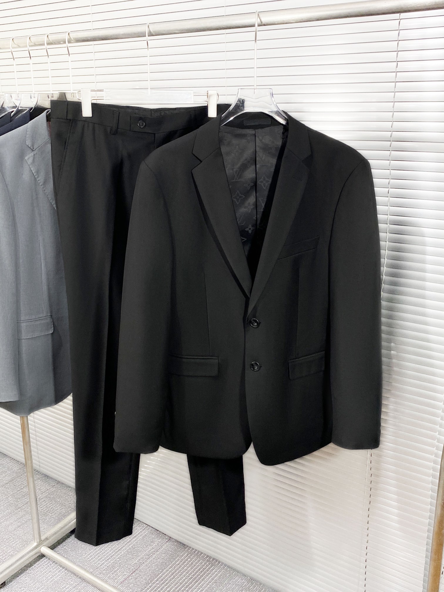 NO:123258,(New Product) Latest Louis Vuitton Louis Vuitton Donkey House Four Seasons Wool Lapel Cover, Men's Classic Two-Piece Buckle Single West Straight Slim Trousers High-end Business and Casual Suit Set!  Trading companies have sparse channels and are released on the official website at the same time!  V counter evergreen wool suit, a must-have wardrobe style for handsome men. The dignity and aura that high-end suits can bring to men is never comparable to other clothing, and suit suits are the highest level of outfits and are also the only way for exquisite men!  This set uses the top luxury worsted wool fabric in Italy, which is super high density and fine and thin, with a very delicate texture, and has good scalding and anti-wrinkle function. It has excellent ductility and exquisite details. The selected top yak horn buckle has a natural texture structure. Each buckle is unique. The labeled LoGO lining enriches details, and is fashionable and stunning detailing!  The tailoring is invincible, following the LV signature SLIM slim fit style, every inch is well grasped, the upper body is full, the introverted and mature fashionable high-end gray is very easy to highlight the tone of temperament, both solemn and harmonious, and it is a perfect match that can be encountered but not sought after in various occasions!  The market is rare and rare, with first-class quality, and it is excellent in terms of craftsmanship, design, layout and fabric!  The craftsmanship level has inherited the world's top Belvest workshop production. It is a first-class luxury OEM manufacturer in Italy. It has a remarkable and perfect hand-locked Milan eyes and can be compiled into tailor textbooks. It has a uniform shape and is of great shape!  The edge-covered lines are all hand-sewn by the workshop's top tailor master. The arches are neat and fine, and cannot be picked. They are very ingenious. The finished product of a suit generally requires more than 300 rigorous processes, which is quite shocking!  For men who love to be particular about clothes and have the pursuit of quality of life, suits are standard. After all, they are rolling around in the workplace all day and traveling around in various social occasions. A decent and high-end life suit that can show off is very important!  There is a popular saying in the workplace circle that every successful man has at least one set of sizes in his closet: M-XXXL Size Data M: Bust 100cm-shoulder width 43cm-front coat length 70cm-backcloth length 68cm-sleeve length 60.5cm-sleeve fat 19.2 cuffs 13.15 L: Bust 104cm-shoulder width 44cm-front coat length 72cm-backcloth length 70cm-sleeve length 62cm-sleeve fat 19.85 cuffs 13.5 XL: Bust 108cm-shoulder width 45cm-front coat length 74cm-backcloth length 72cm-sleeve length 63.5cm-sleeve fat 20.5 cuffs 13.85 XXL: Bust 112cm-shoulder width 46cm-front coat length 76cm-backcloth length 74cm-backcloth length 72cm-sleeve length 63.5cm-sleeve fat 20.5 cuffs 13.85 XXL: Bust 112cm-shoulder width 46cm-front coat length 76cm-backcloth length 74cm-  Sleeve length 65cm - Sleeve fat 21.15cm cuffs 14.2 XXXL size bust 116cm - shoulder width 47cm - front 78cm - back 76cm sleeve length 66.5cm - sleeve fat 21.8cm cuffs 14.55 M size: waist 80cm - hip 98.8cm - leg circumference 30.2cm - crotch position 30cm - pants length 109cm L size: waist 84cm - hip circumference 102cm - leg circumference 31cm - pants length 112cm XL size: waist circumference 88cm - hip circumference 105.2cm - leg circumference 31.8cm - crotch position 32cm - pants length 115cm  XXL size: waist circumference 92cm - hip circumference 108.4cm - leg circumference 32.6cm - crotch position 33cm - trouser length 117cm XXXL size waist circumference 96cm hip circumference 111.6cm - leg circumference 33.4cm - crotch position 34cm - trouser length 119cm, louis vuitton, louis vuitton, louis vuitton, louis vuitton, louis vuitton, business suit, alexander wang19860909(新品)最新Louis Vuitton路易威登驴家四季款羊毛翻领套西,男士经典二粒扣单西直筒修身西裤高端商务休闲西服套装！贸易公司渠道稀出,同步官网发售！V柜台常青款羊毛套西,型男永远的必备衣橱款,高档的套西能够给男人带去的尊严与气场是别的服饰永远都无法匹敌的,而西装套更是行头的最高等级,也是精致男人的必经之路！ 该套西采用客供意大利顶级奢华精纺羊毛面料,超高密度且精细轻薄,质地挺刮细腻,并具备良好的免烫抗皱功能,延展性非常优越,细节精致考究,甄选的顶级牦牛角扣,有着天然纹理构造,每粒扣都是独一无二的存在,标签化LoGO内衬丰富了细节,时髦而惊艳的细节处理！剪裁无敌,沿袭了LV招牌性SLIM修身版型,每一寸都拿捏到位,上身型款十足,内敛轻熟的时髦高级灰,极易凸显气质的色调,亦庄亦谐,驾驭各种场合,可遇而不可求的极品！ 市面稀缺罕见,品相一流,无论从工艺设计还是版型及面料都堪称上乘！工艺水准传承了世界顶级Belvest工坊制作,属于意大利一流奢侈品代工厂商,显著完美的手工锁米兰眼,可以编入裁缝教科书,形状统一度佳！包边走线均由工坊顶级裁缝大师纯手工缝制,拱针对条工整精细,无法挑剔,非常匠心,一套西服成品大体需经过严谨的300多道工序,相当震撼！对于爱讲究/会穿衣有生活品质追求的男士来说,西服套装是标配,毕竟整天在职场打滚,在各种社交场合穿梭交际,一套体面又能展示出的高格调生活的西服就相当重要！而在职场圈流行这样的说法每位成功的男士衣橱里至少有一套尺码:M-XXXL尺码数据  M码:胸围100cm-肩宽43cm-前衣长70cm-后衣长68cm-袖长60.5cm-袖肥19.2袖口13.15 L码:胸围104cm-肩宽44cm-前衣长72cm-后衣长70cm-袖长62cm -袖肥19.85袖口13.5 XL码:胸围108cm-肩宽45cm-前衣长74cm-后衣长72cm-袖长63.5cm -袖肥20.5袖口13.85 XXL码:胸围112cm-肩宽46cm- 前衣长76cm-后衣长74cm- 袖长65cm -袖肥21.15cm袖口14.2 XXXL码胸围116cm-肩宽47cm- 前衣长78cm-后衣长76cm袖长66.5cm- 袖肥21.8cm袖口14.55 M码:腰围80cm-臀围98.8cm- 腿围30.2cm-裆位30cm-裤长109cm L码:腰围84cm-臀围102cm-腿围.31cm- 裆位31cm-裤长112cm XL码:腰围88cm-臀围105.2cm-腿围31.8cm-裆位32cm-裤长115cm XXL码:腰围92cm-臀围108.4cm-腿围32.6cm-裆位33cm-裤长117cm XXXL码腰围96cm臀围111.6cm-腿围33.4cm-裆位34cm-裤长119cm,,louis vuitton,louis vuitton,louis vuitton,louis vuitton,louis vuitton,business suit,alexander wang,Men's clothing