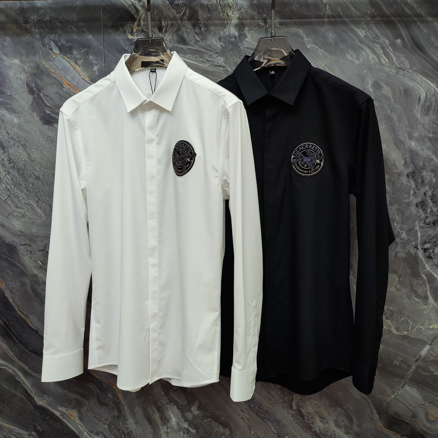 始祖鸟 2025ss新款长袖 衬衫 衬衣，高端版本！专柜定制面料 透气舒适度高，细节无可挑剔，品牌元素设