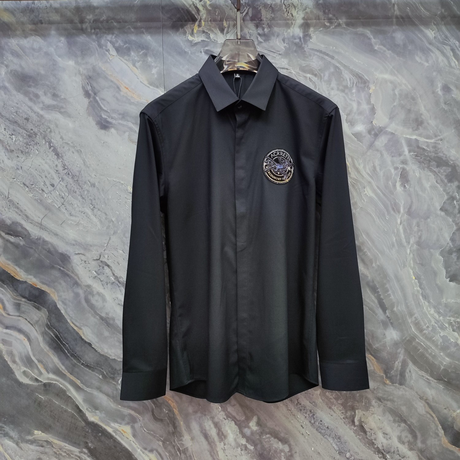 始祖鸟 2025ss新款长袖 衬衫 衬衣，高端版本！专柜定制面料 透气舒适度高，细节无可挑剔，品牌元素设