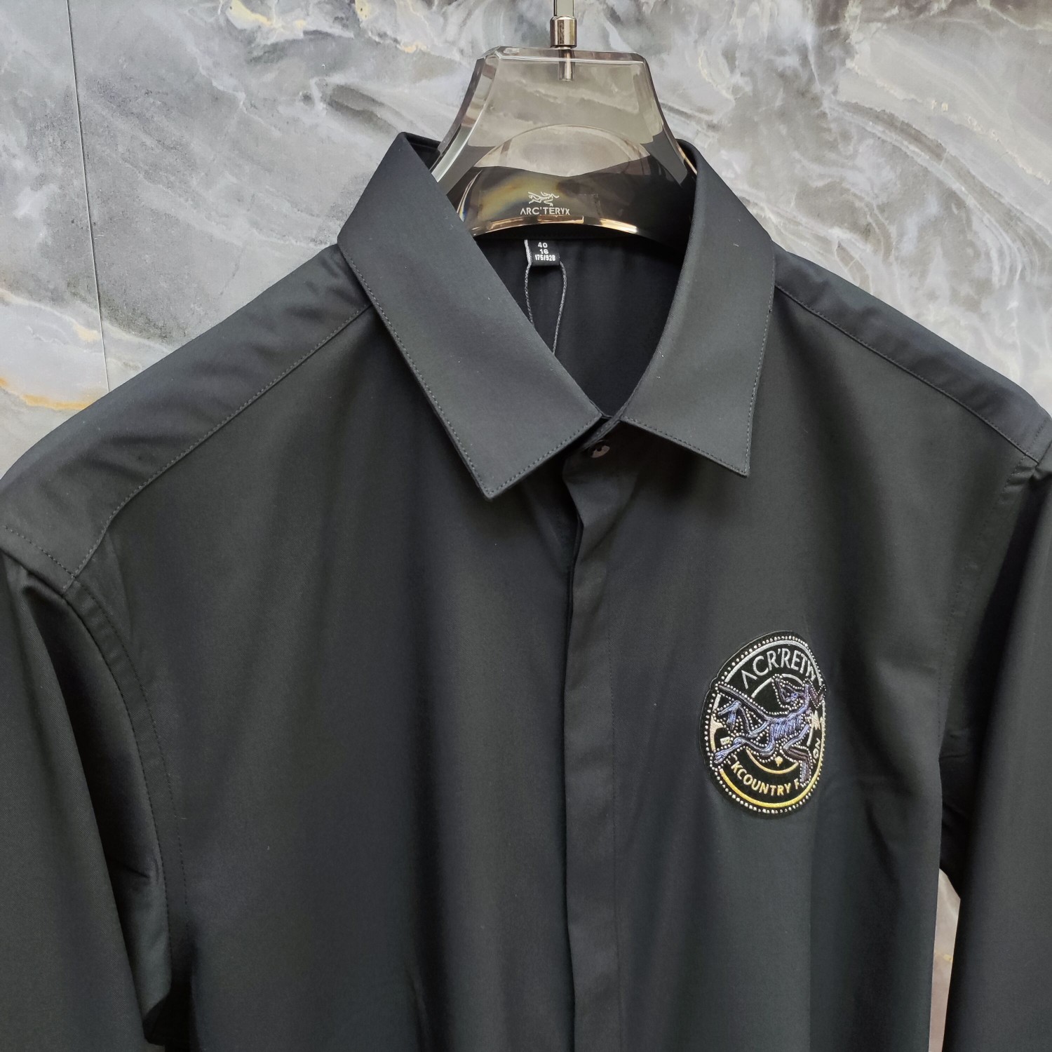 始祖鸟 2025ss新款长袖 衬衫 衬衣，高端版本！专柜定制面料 透气舒适度高，细节无可挑剔，品牌元素设