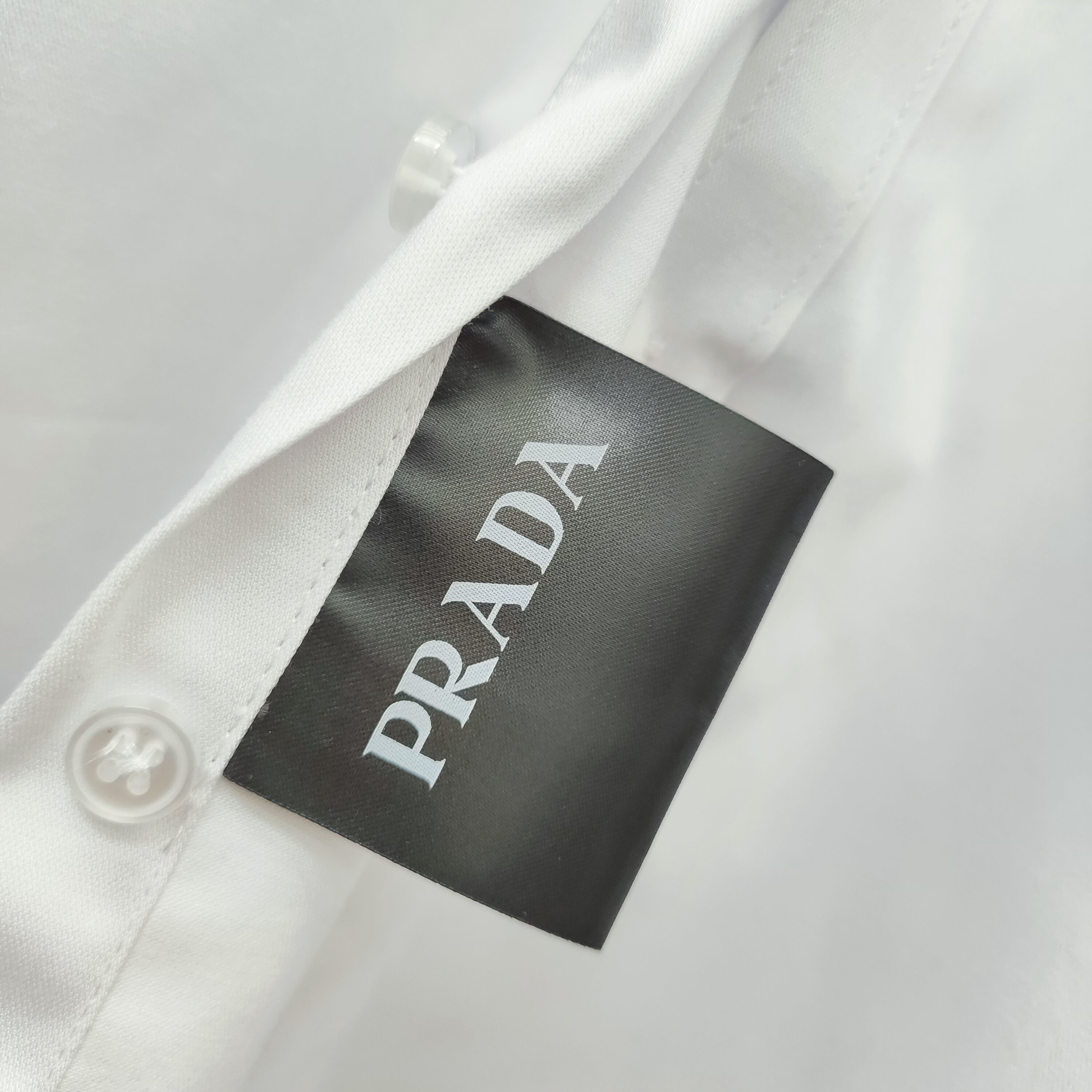 普拉达 PRADA 2026ss新款长袖 衬衫 衬衣，高端版本！专柜定制面料 透气舒适度高，细节无可挑剔