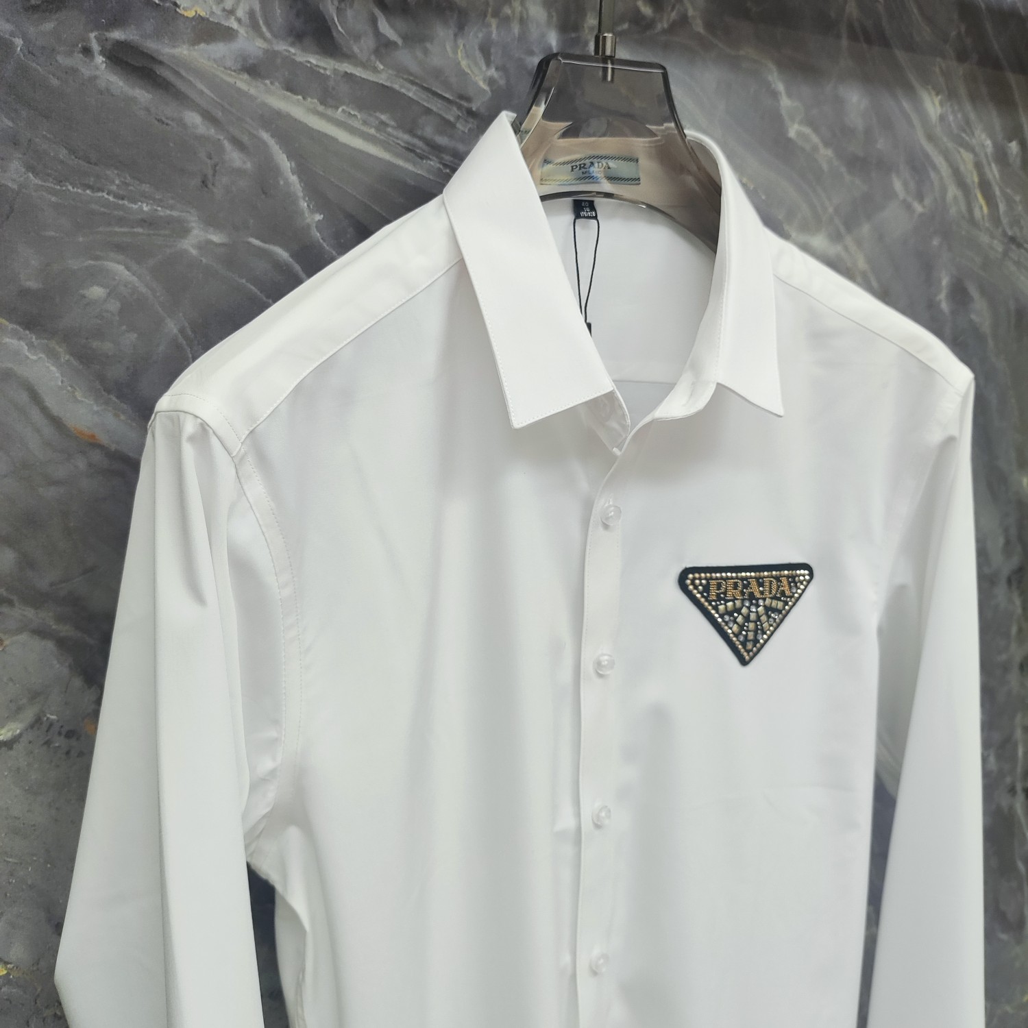   普拉达  PRADA  2025ss新款长袖 衬衫 衬衣，高端版本！专柜定制面料 透气舒适度高，细节