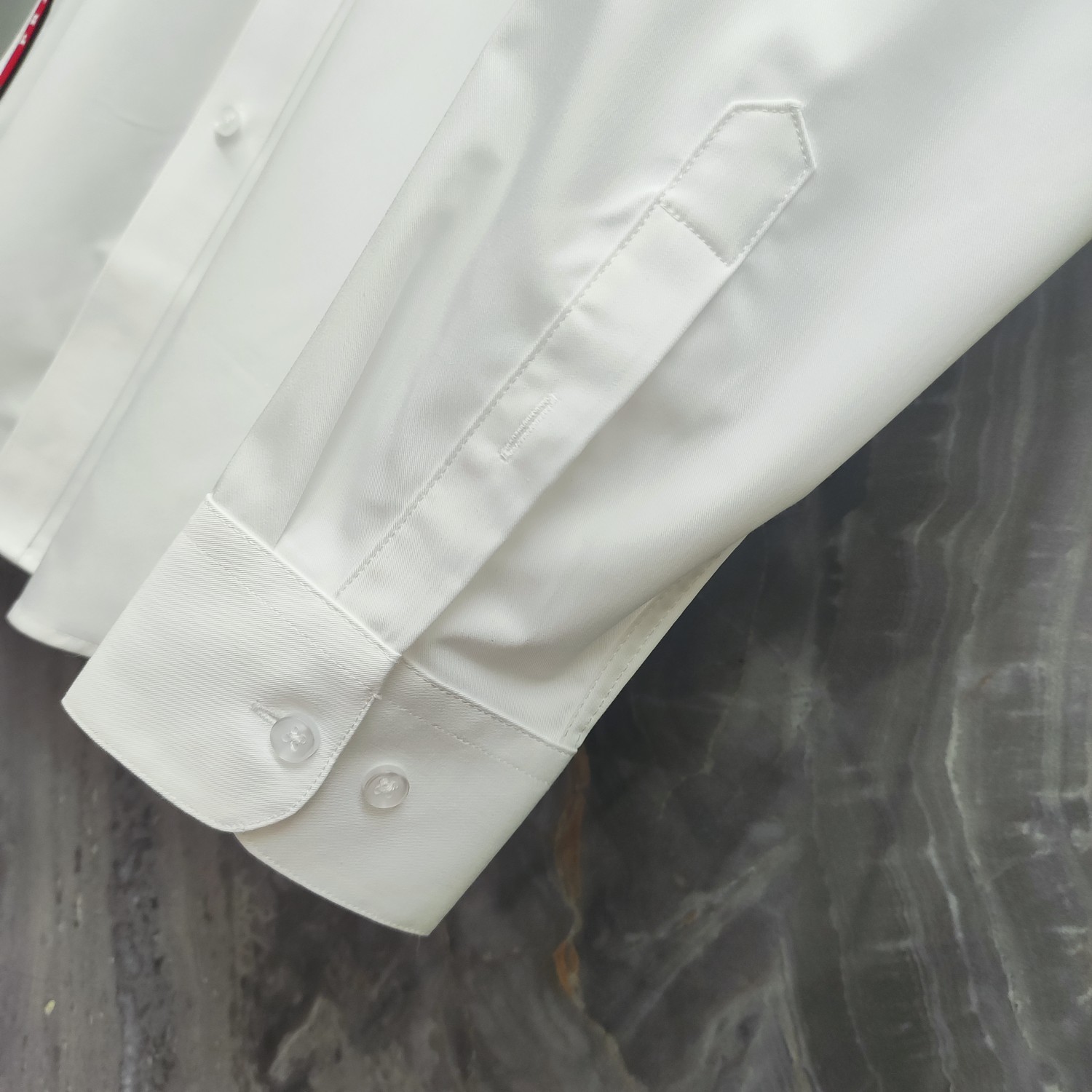   普拉达  PRADA  2025ss新款长袖 衬衫 衬衣，高端版本！专柜定制面料 透气舒适度高，细节