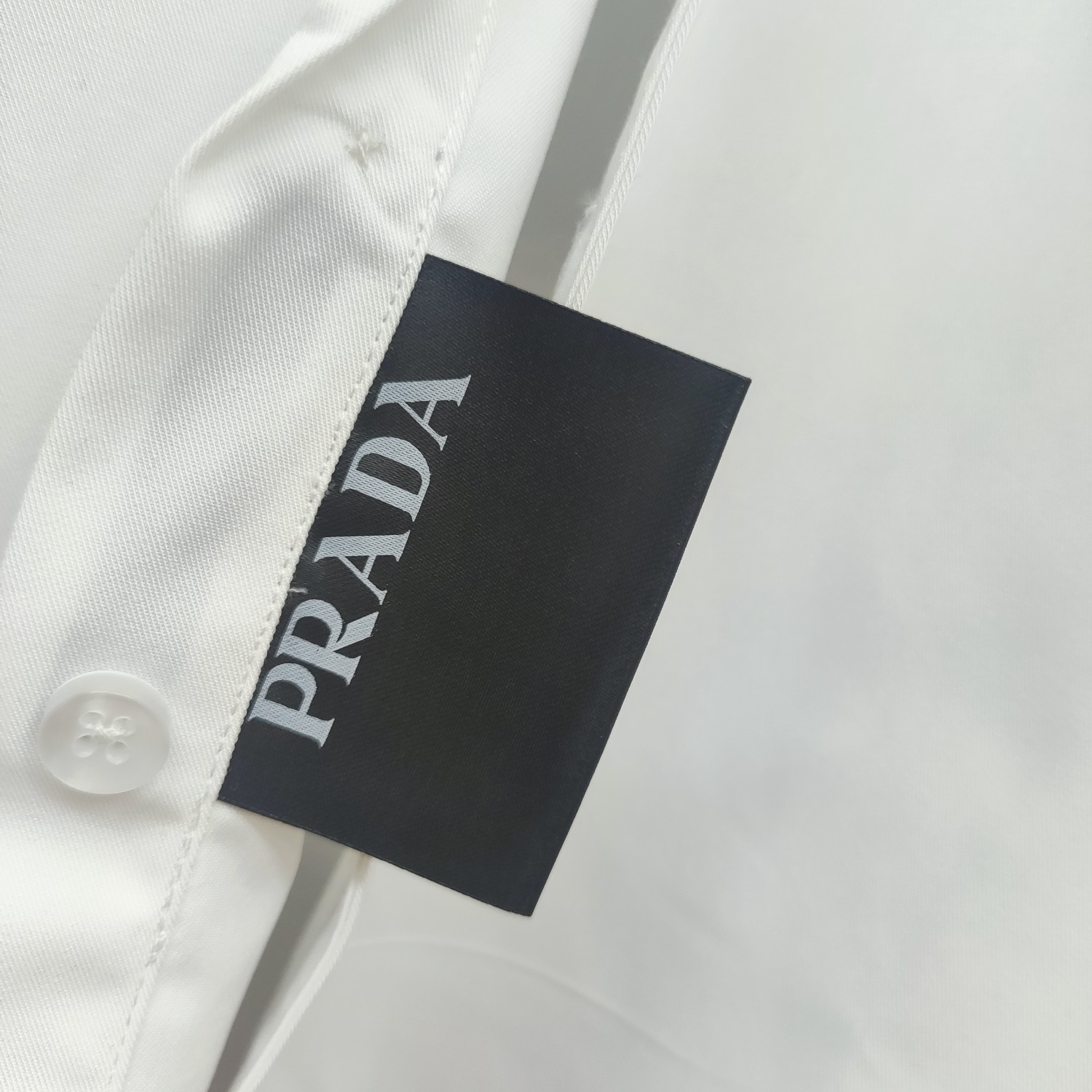   普拉达  PRADA  2025ss新款长袖 衬衫 衬衣，高端版本！专柜定制面料 透气舒适度高，细节