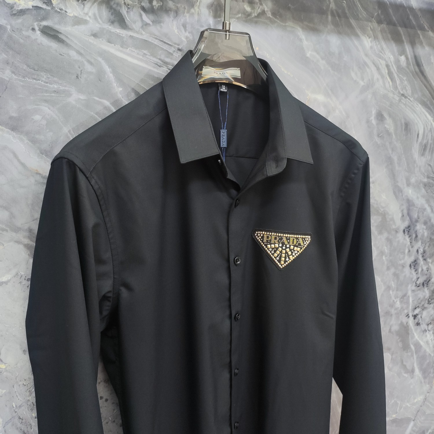   普拉达  PRADA  2025ss新款长袖 衬衫 衬衣，高端版本！专柜定制面料 透气舒适度高，细节