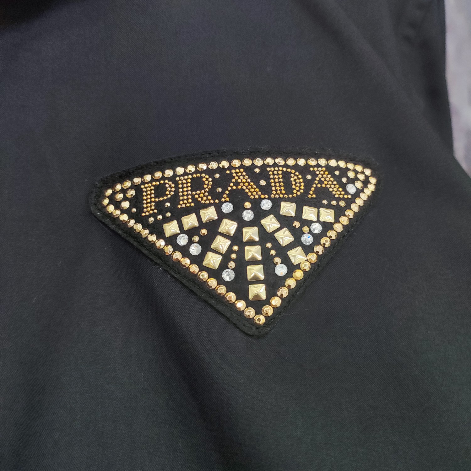   普拉达  PRADA  2025ss新款长袖 衬衫 衬衣，高端版本！专柜定制面料 透气舒适度高，细节