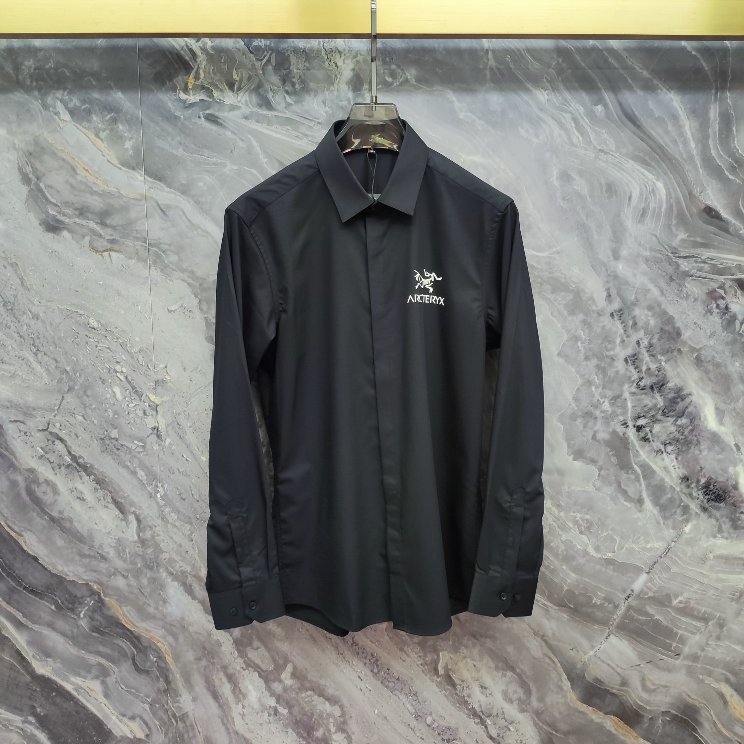 始祖鸟 2025ss新款长袖 衬衫 衬衣，高端版本！专柜定制面料 透气舒适度高，细节无可挑剔，品牌元素设