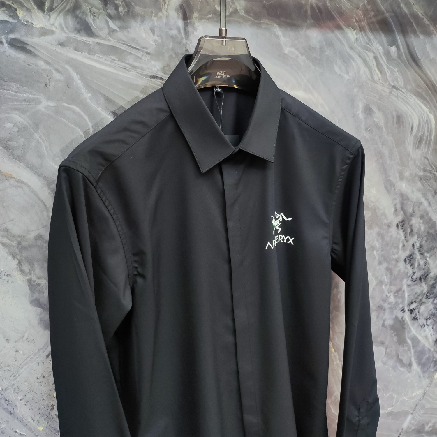 始祖鸟 2025ss新款长袖 衬衫 衬衣，高端版本！专柜定制面料 透气舒适度高，细节无可挑剔，品牌元素设