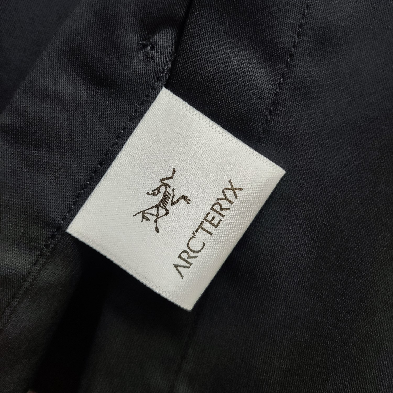 始祖鸟 2025ss新款长袖 衬衫 衬衣，高端版本！专柜定制面料 透气舒适度高，细节无可挑剔，品牌元素设