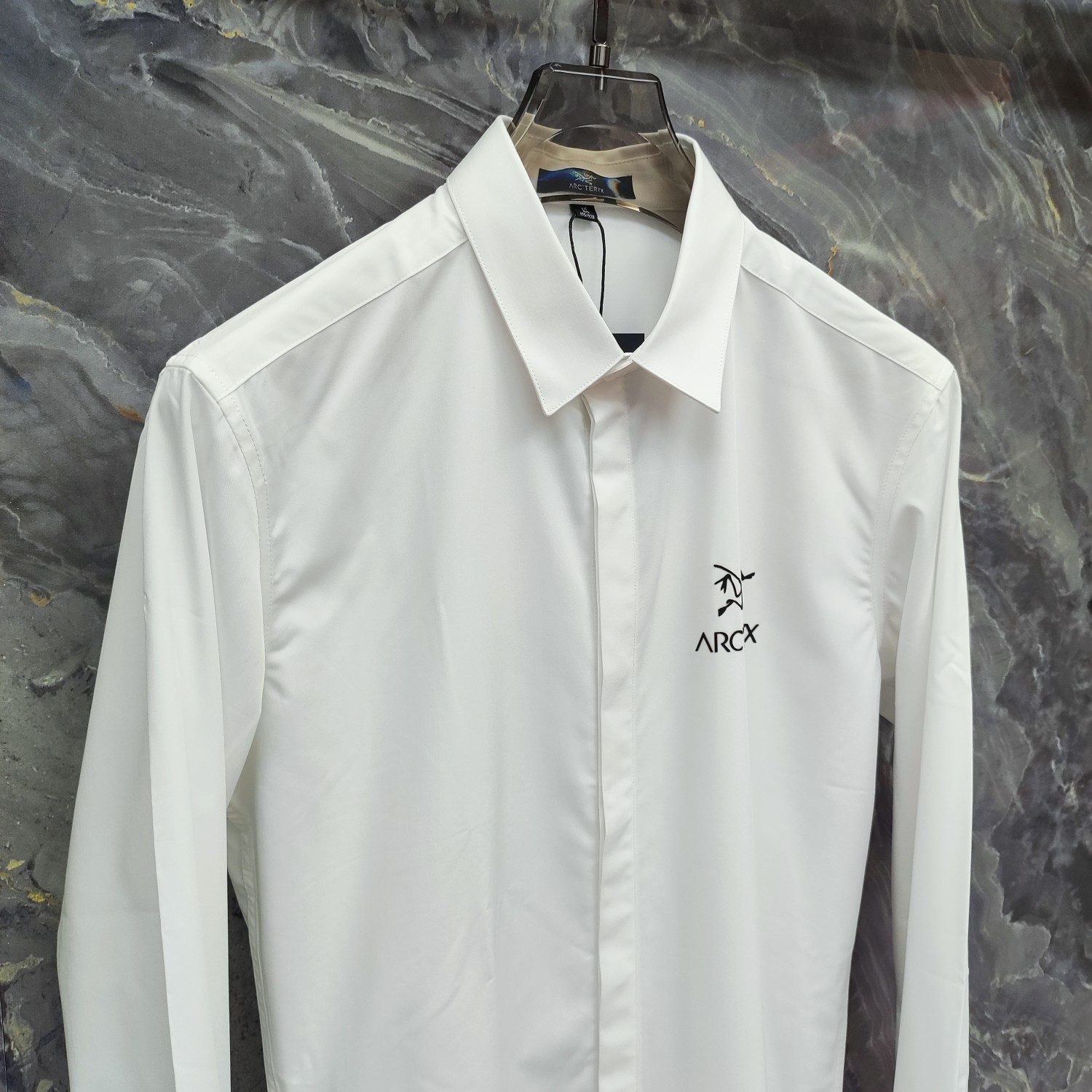 始祖鸟 2025ss新款长袖 衬衫 衬衣，高端版本！专柜定制面料 透气舒适度高，细节无可挑剔，品牌元素设