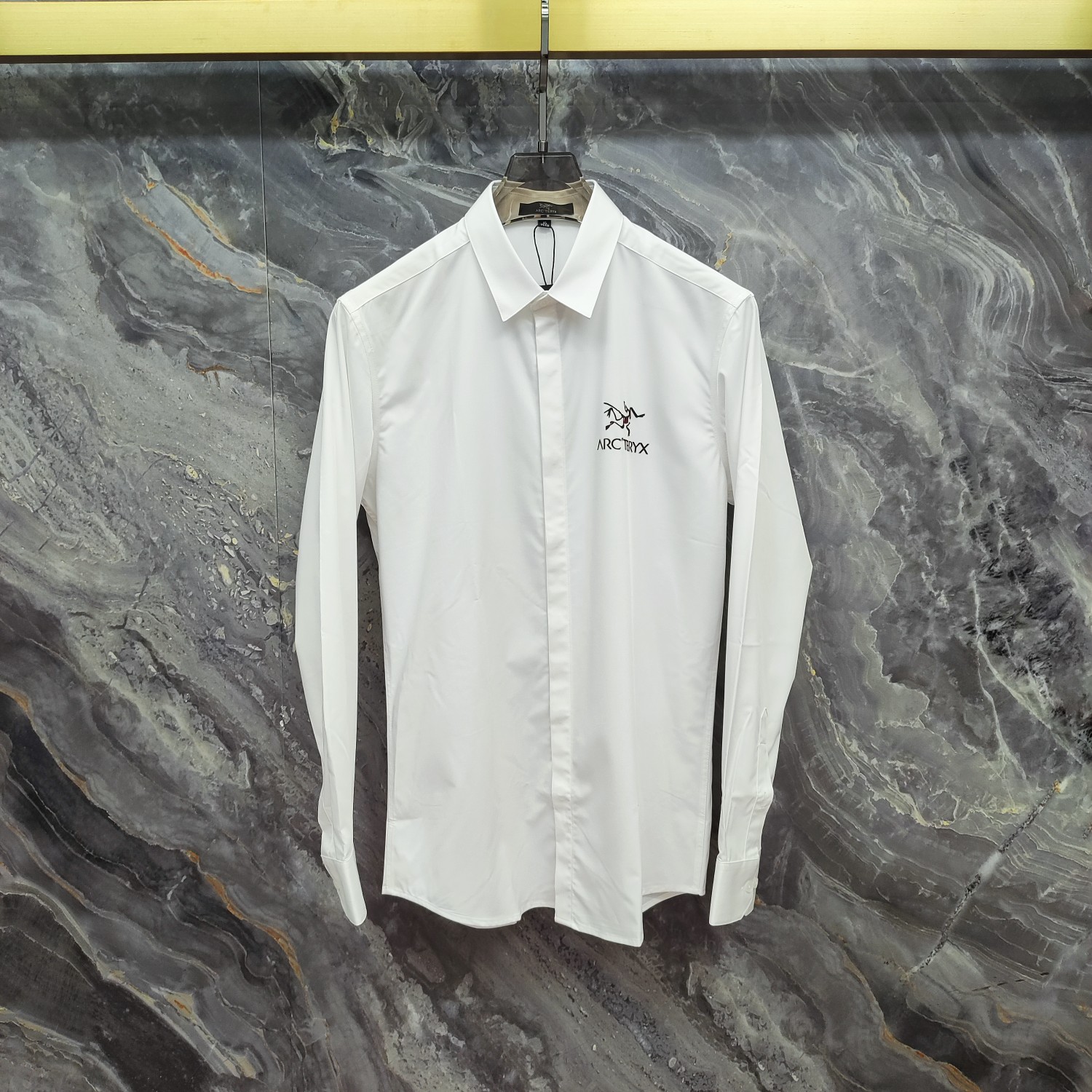 始祖鸟 2025ss新款长袖 衬衫 衬衣，高端版本！专柜定制面料 透气舒适度高，细节无可挑剔，品牌元素设