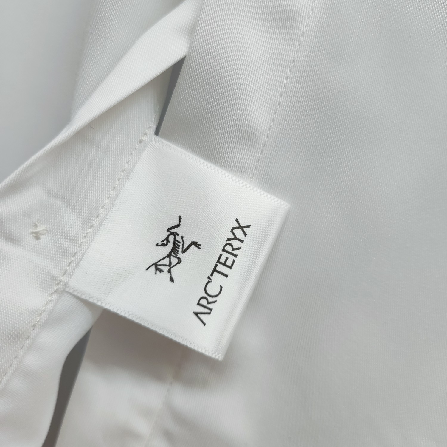 始祖鸟 2025ss新款长袖 衬衫 衬衣，高端版本！专柜定制面料 透气舒适度高，细节无可挑剔，品牌元素设