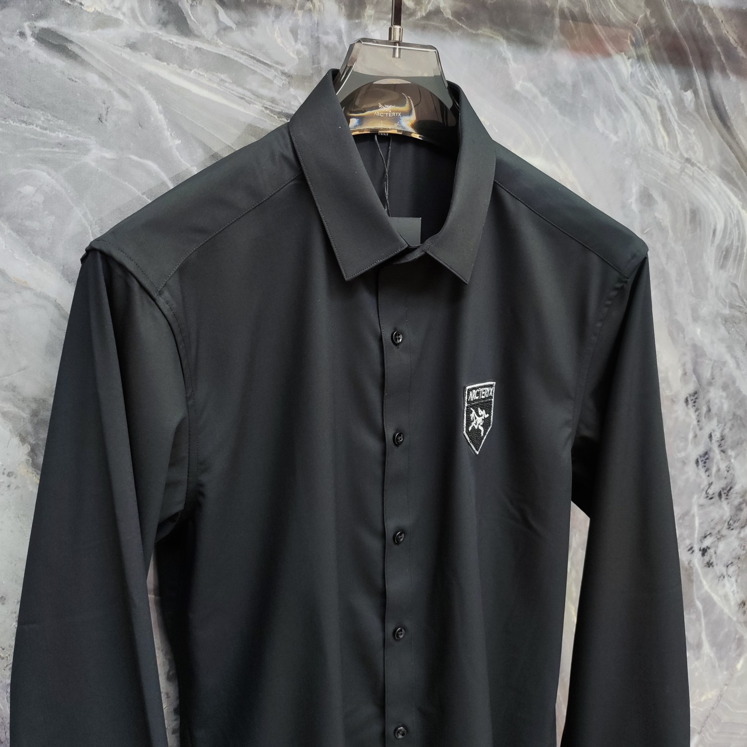 始祖鸟 2025ss新款长袖 衬衫 衬衣，高端版本！专柜定制面料 透气舒适度高，细节无可挑剔，品牌元素设