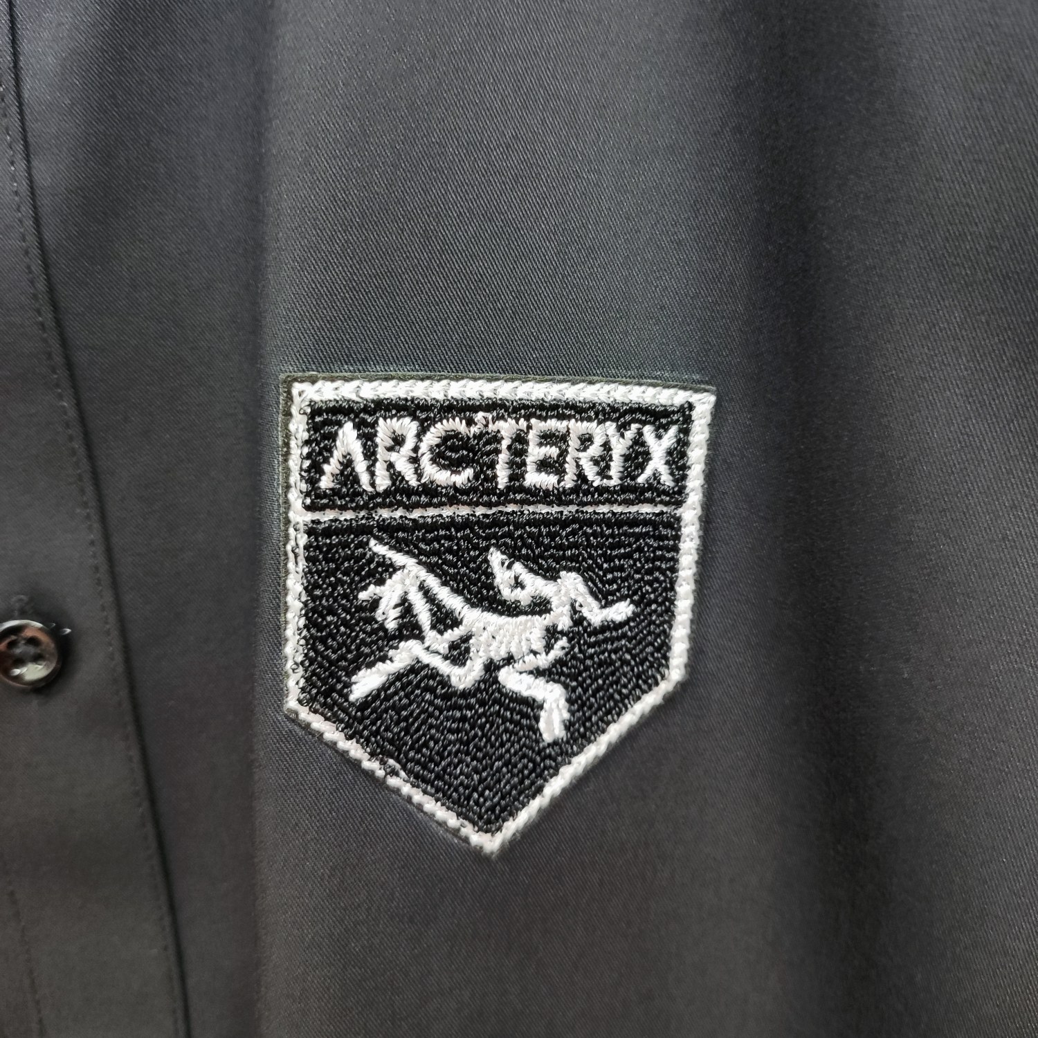 始祖鸟 2025ss新款长袖 衬衫 衬衣，高端版本！专柜定制面料 透气舒适度高，细节无可挑剔，品牌元素设