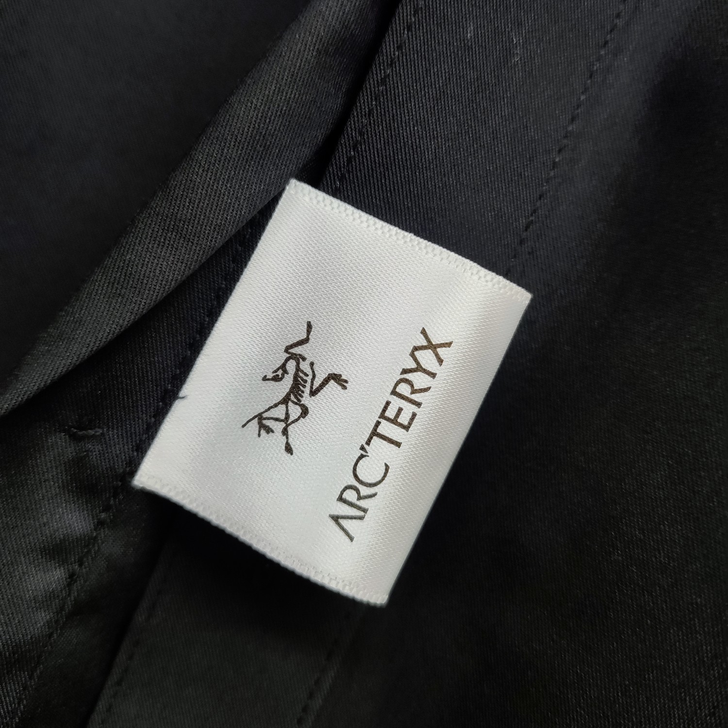 始祖鸟 2025ss新款长袖 衬衫 衬衣，高端版本！专柜定制面料 透气舒适度高，细节无可挑剔，品牌元素设