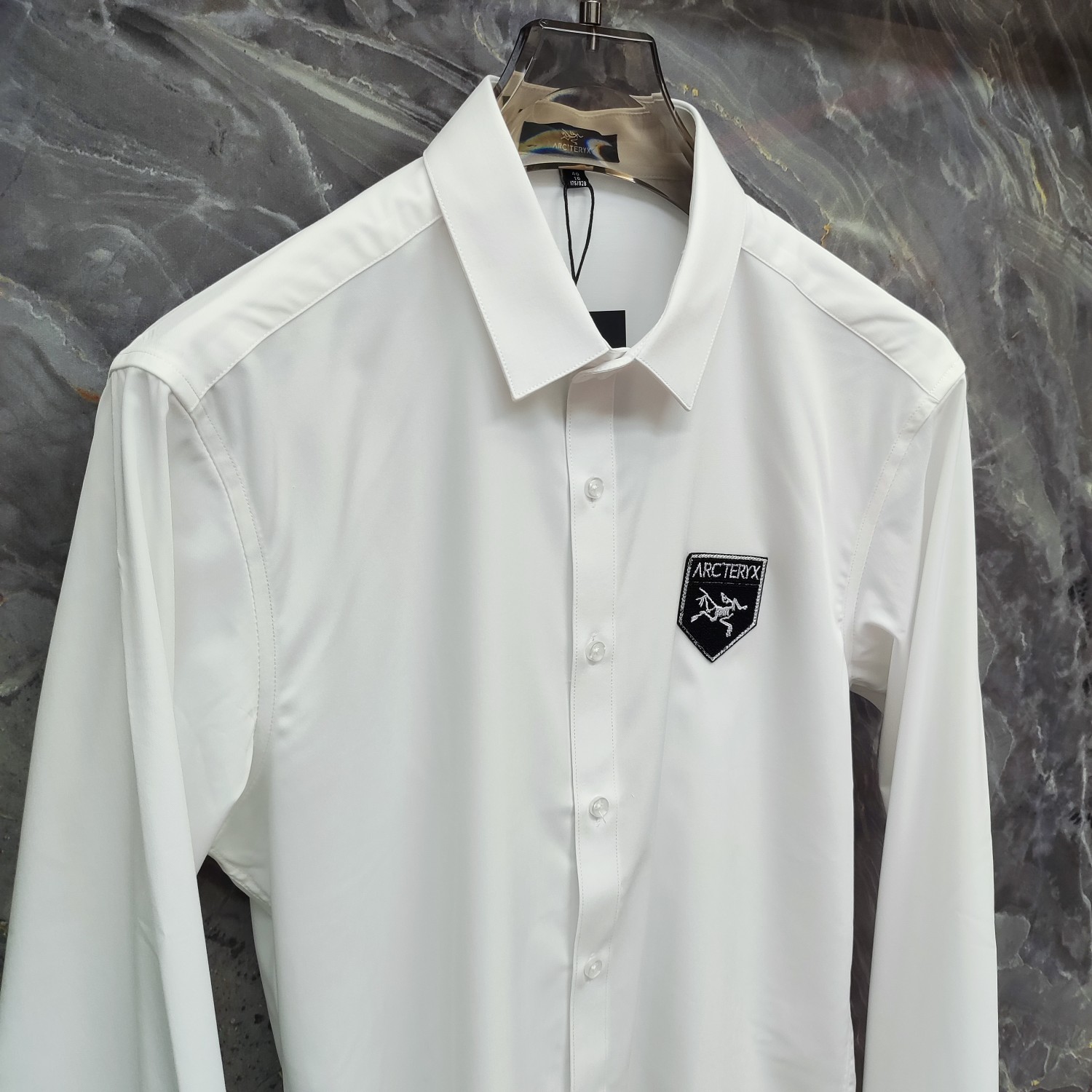 始祖鸟 2025ss新款长袖 衬衫 衬衣，高端版本！专柜定制面料 透气舒适度高，细节无可挑剔，品牌元素设