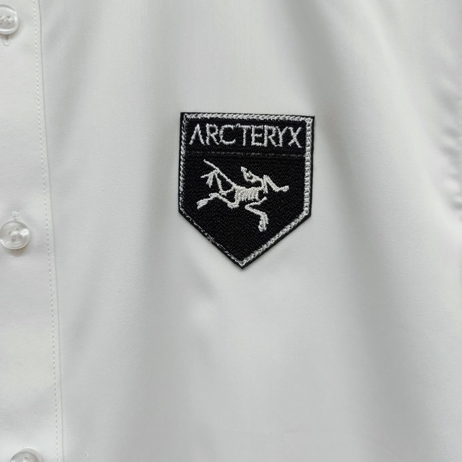 始祖鸟 2025ss新款长袖 衬衫 衬衣，高端版本！专柜定制面料 透气舒适度高，细节无可挑剔，品牌元素设