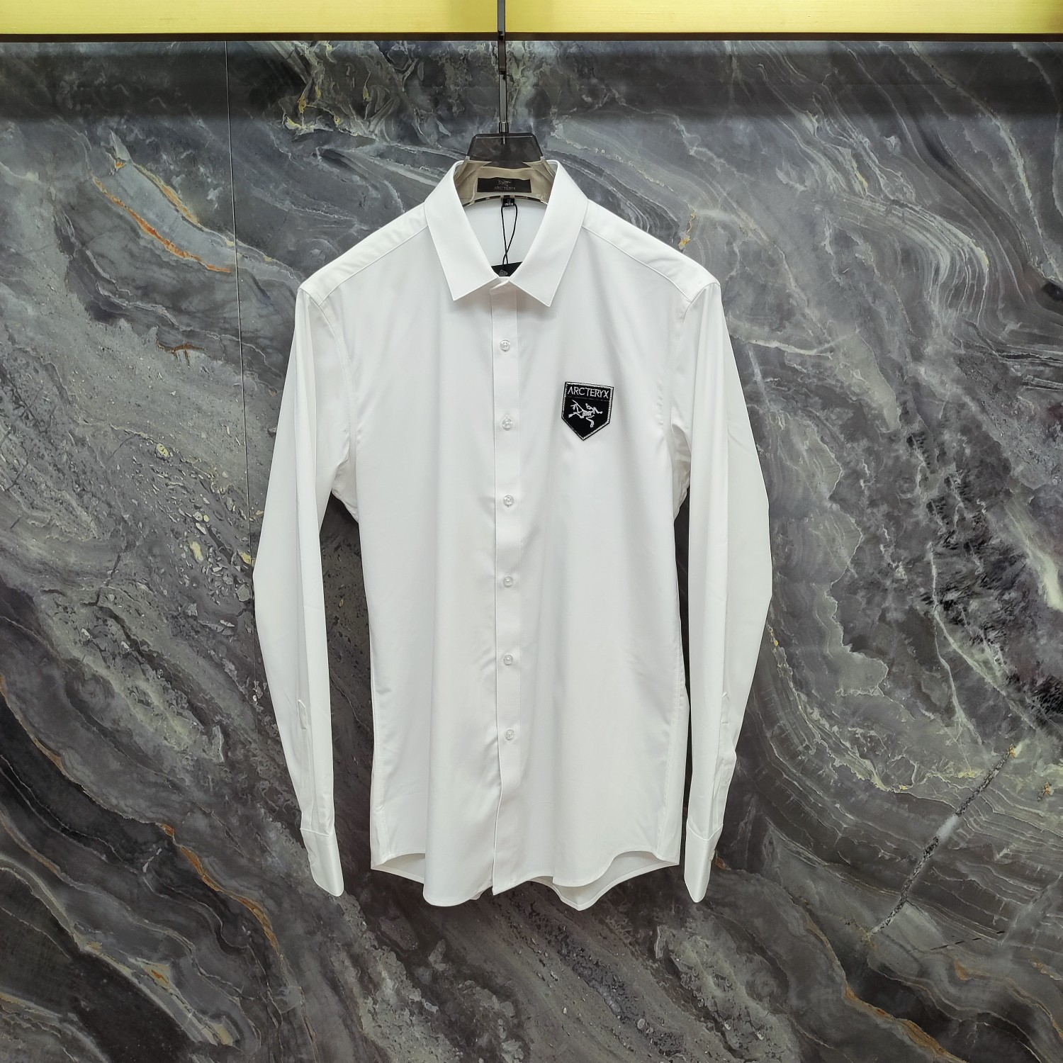 始祖鸟 2025ss新款长袖 衬衫 衬衣，高端版本！专柜定制面料 透气舒适度高，细节无可挑剔，品牌元素设