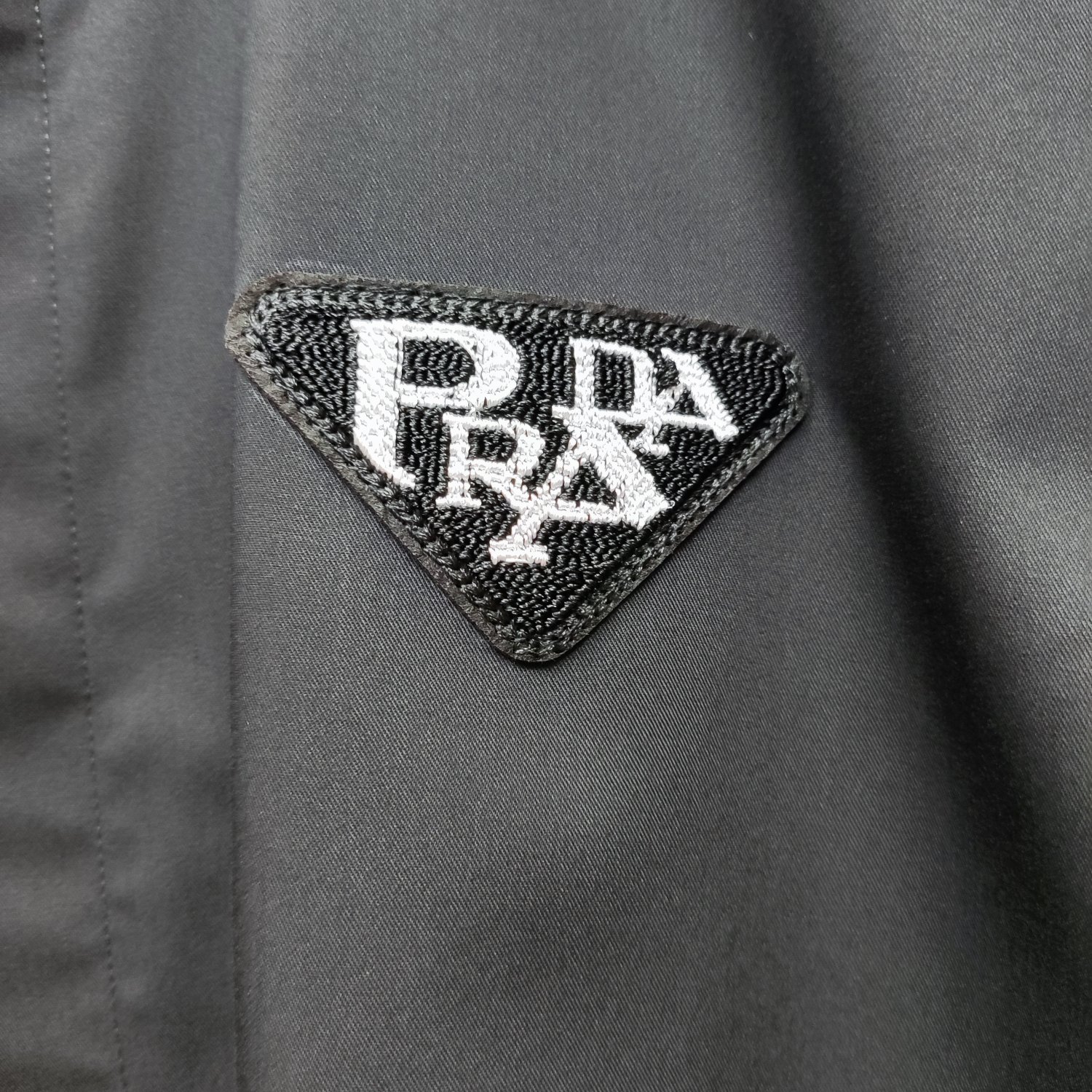 普拉达 PRADA 2025ss新款长袖 衬衫 衬衣，高端版本！专柜定制面料 透气舒适度高，细节无可挑剔