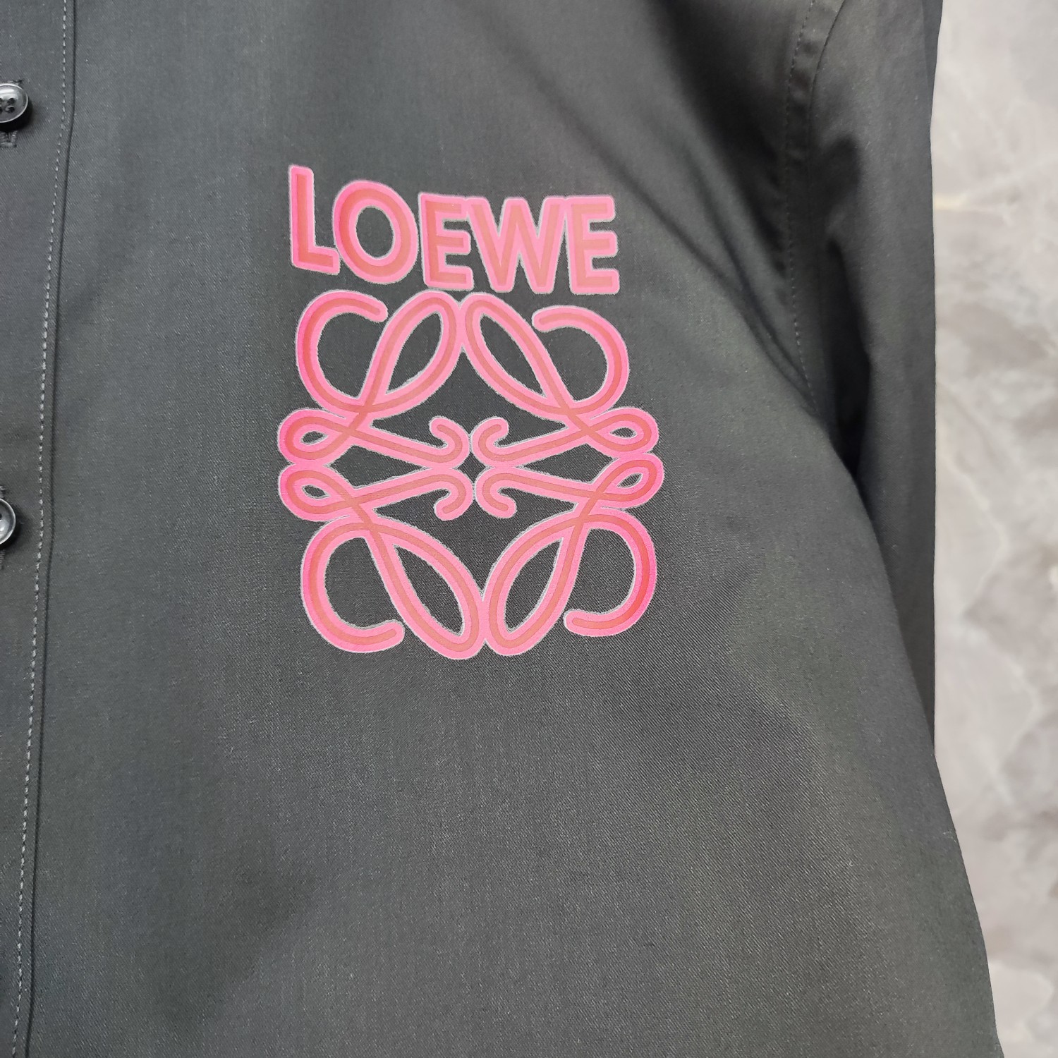 “Loewe Lowway 2025s Custom Long Sleeve Shirt: High-End Comfort and Style” - 图片 7